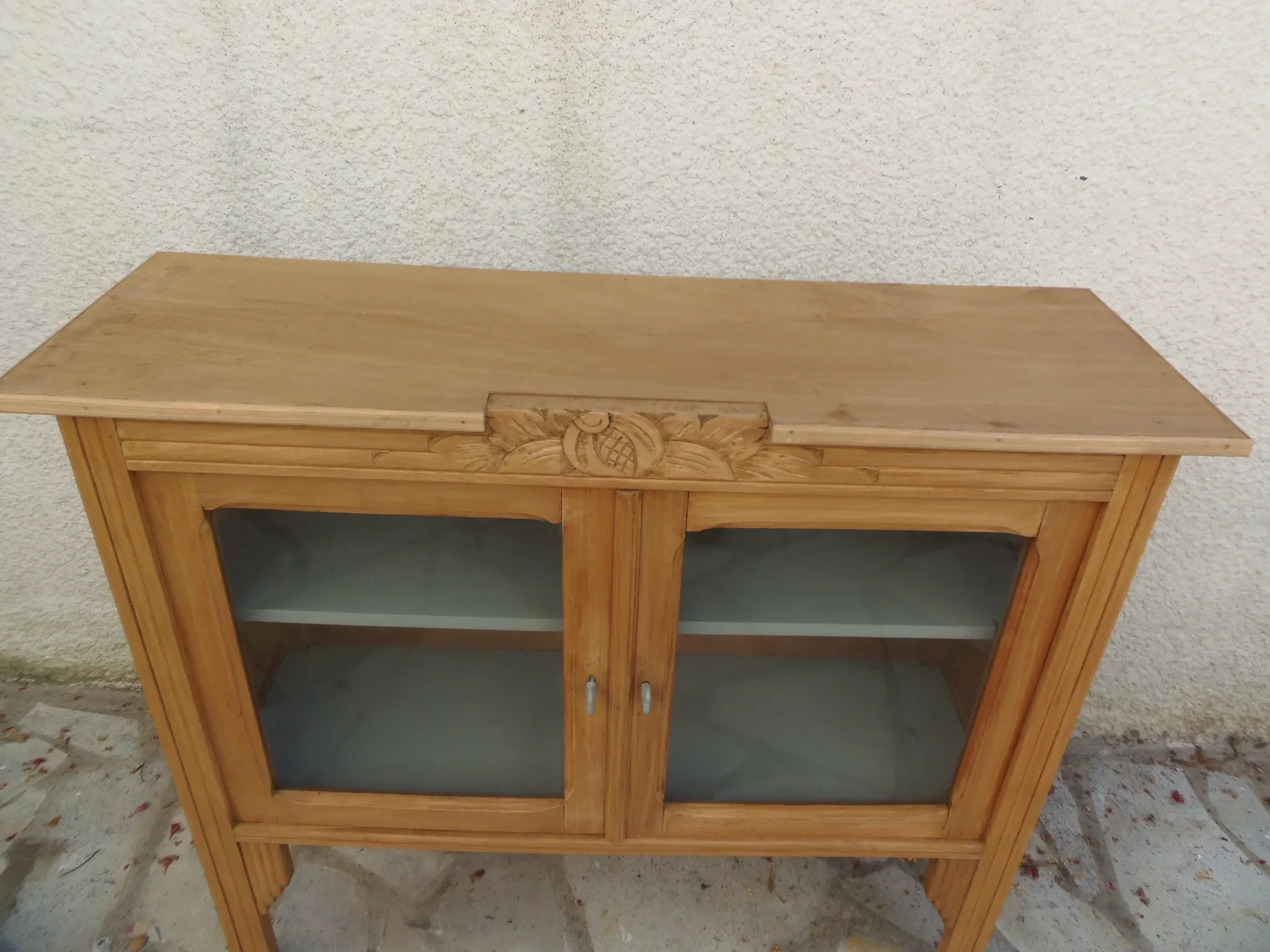 Art Deco sideboard in raw wood with a wax finish, closed by 2 glass doors.