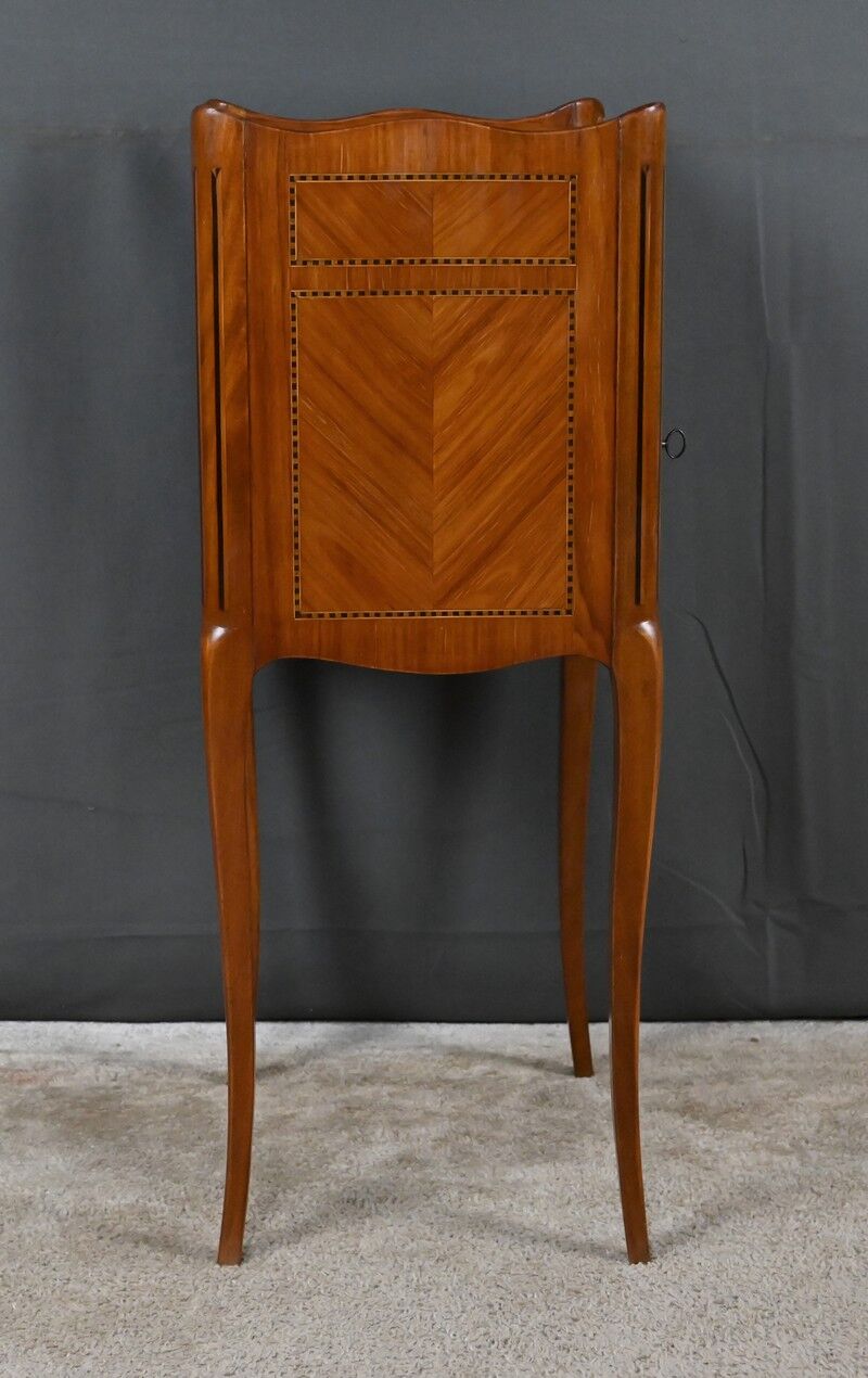 Living room table in marquetry, transitional style between Louis XV and Louis XVI – mid-20th century.