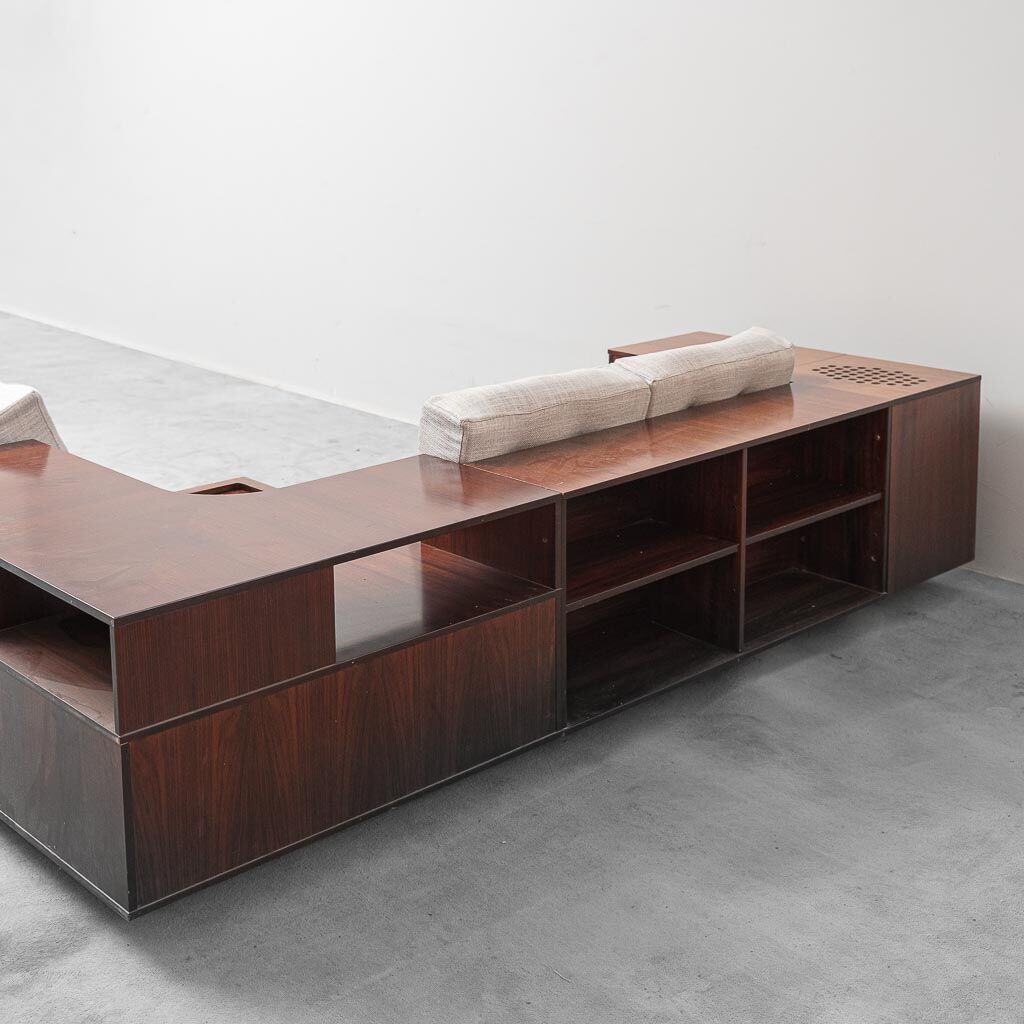 Canapé d'angle vintage avec compartiments de rangement et radio intégrée – design italien des années 1970