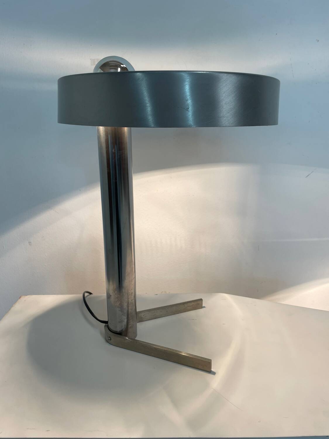 Vintage metal boomerang foot desk lamp