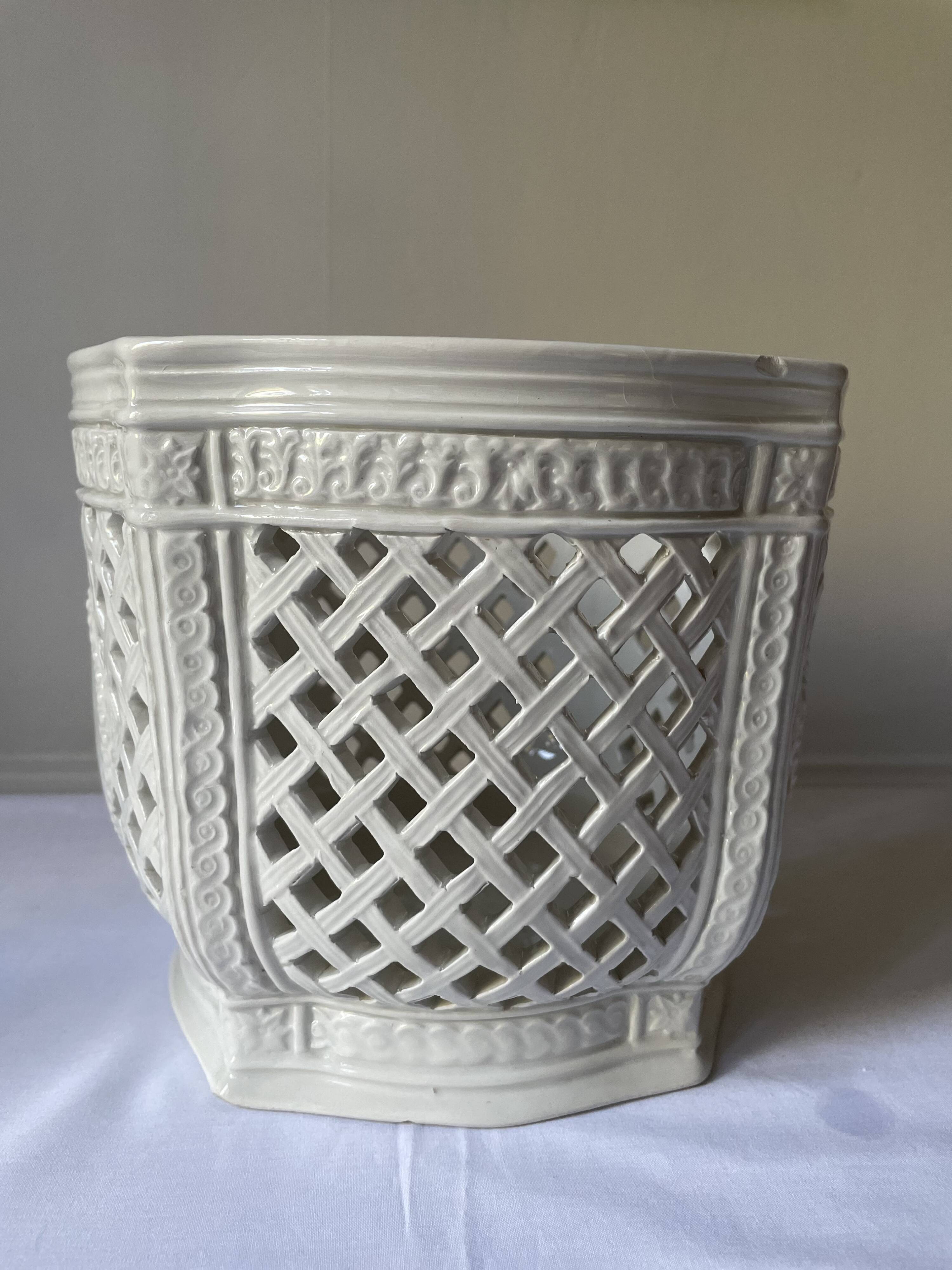 Reticulated pot cover in Italian porcelain