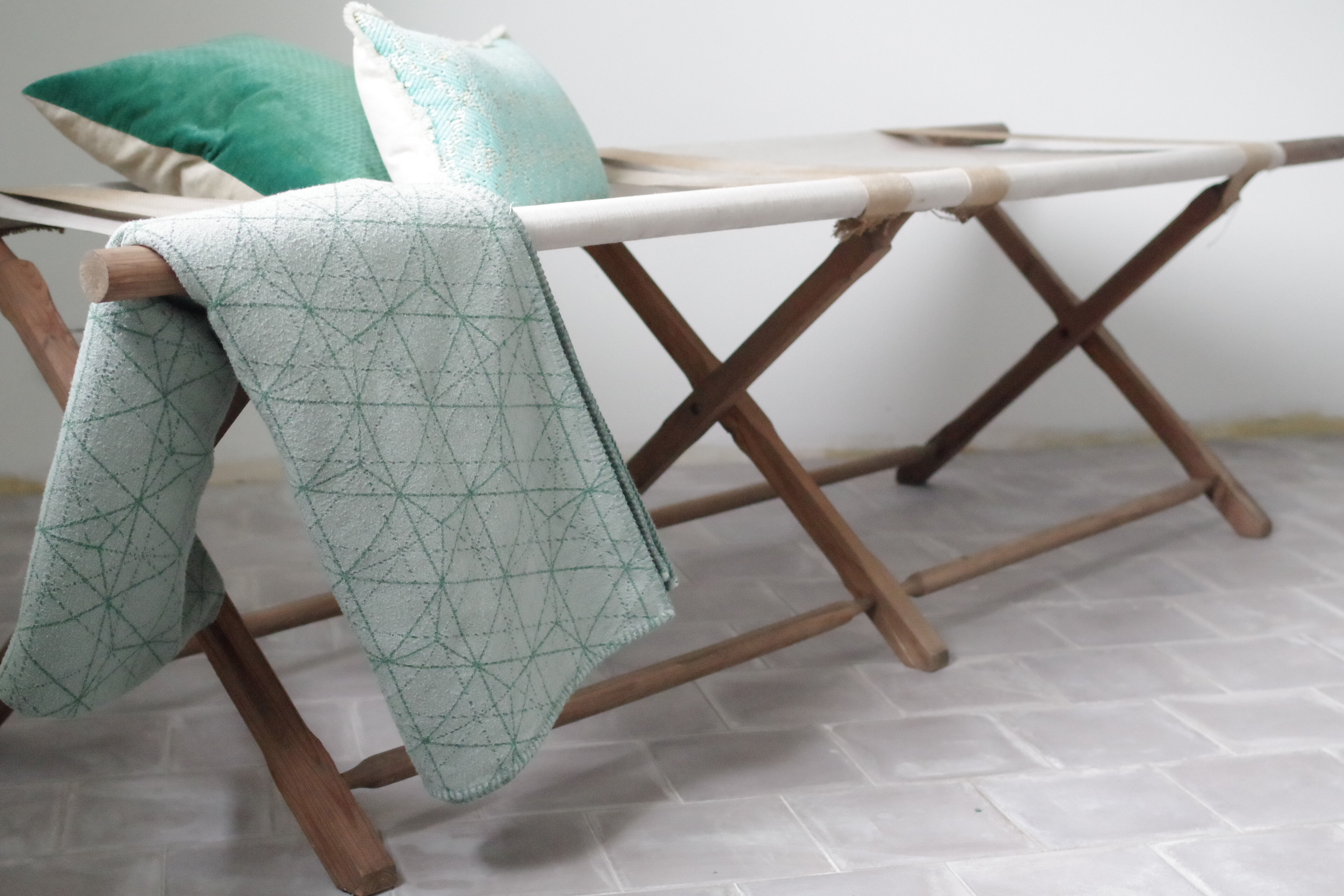 Military camp bed - bed day bench