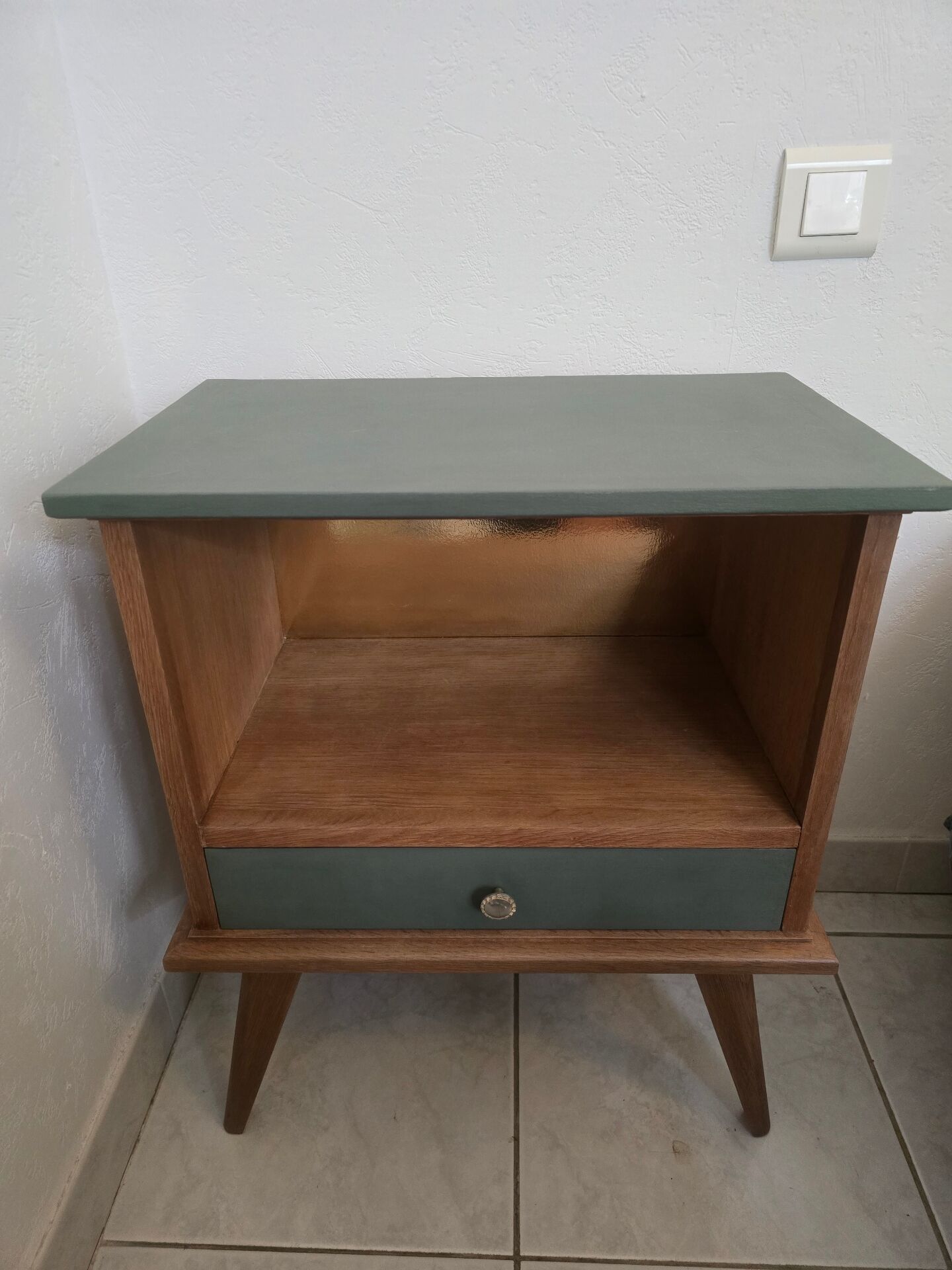 Renovated vintage bedside table in wood, with tapered legs – Matt green & gold background
