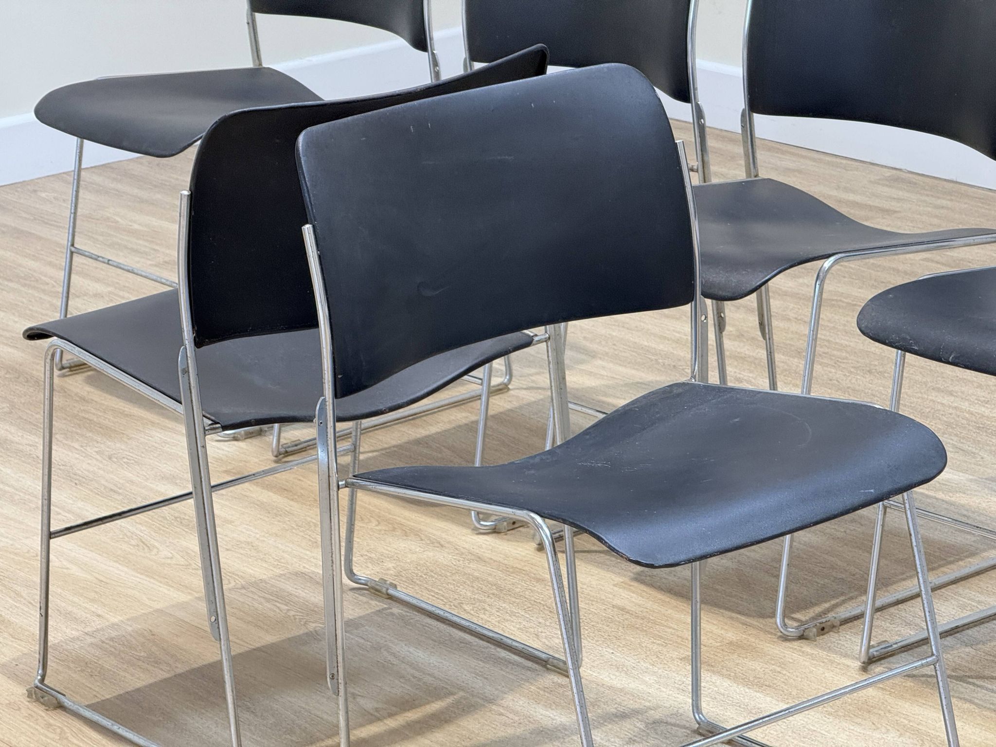 Ensemble de 8 chaises par David Rowland (en métal noir)