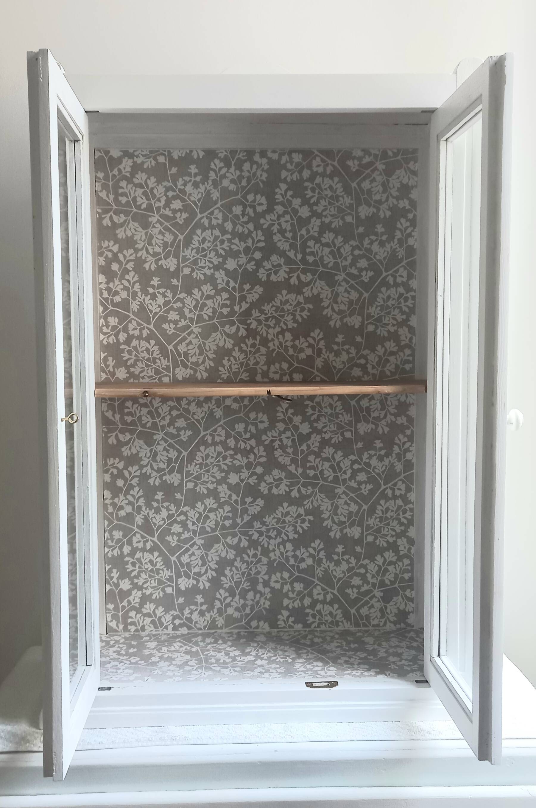 Armoire murale vitrée