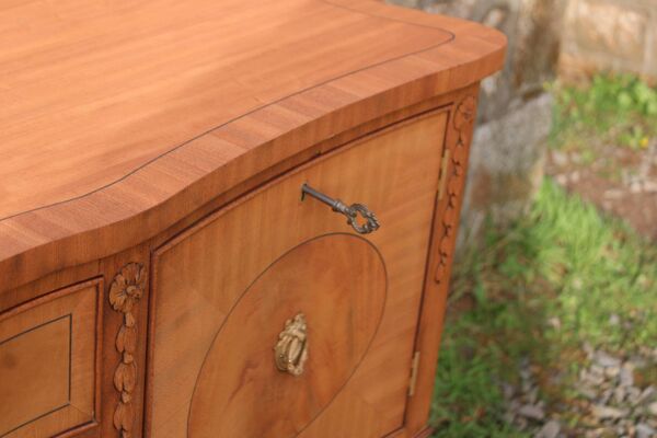 Enfilade de fabrication anglaise style Louis XVI en placages de bois clair