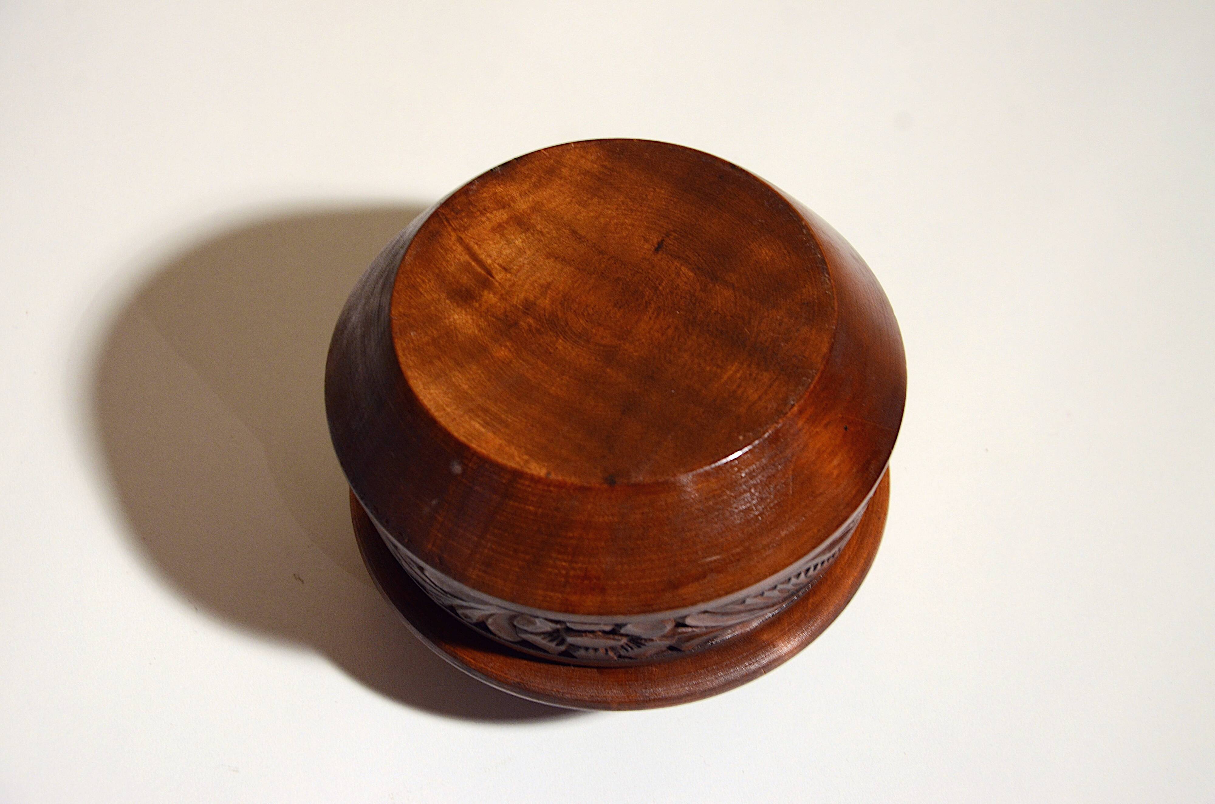 Round wooden box in cherry wood, turned and carved, floral pattern, 12x10cm.
