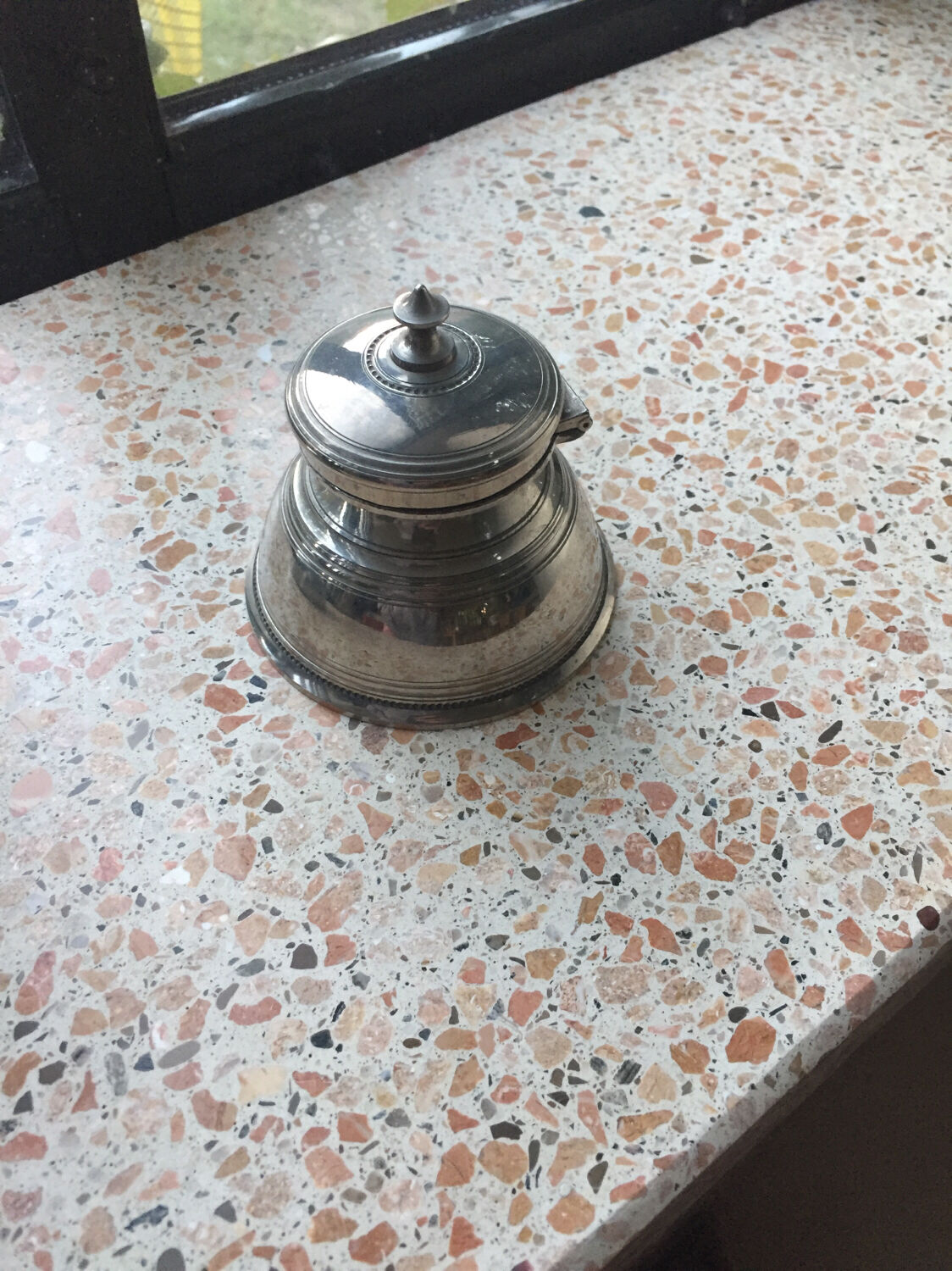 Metal inkwell