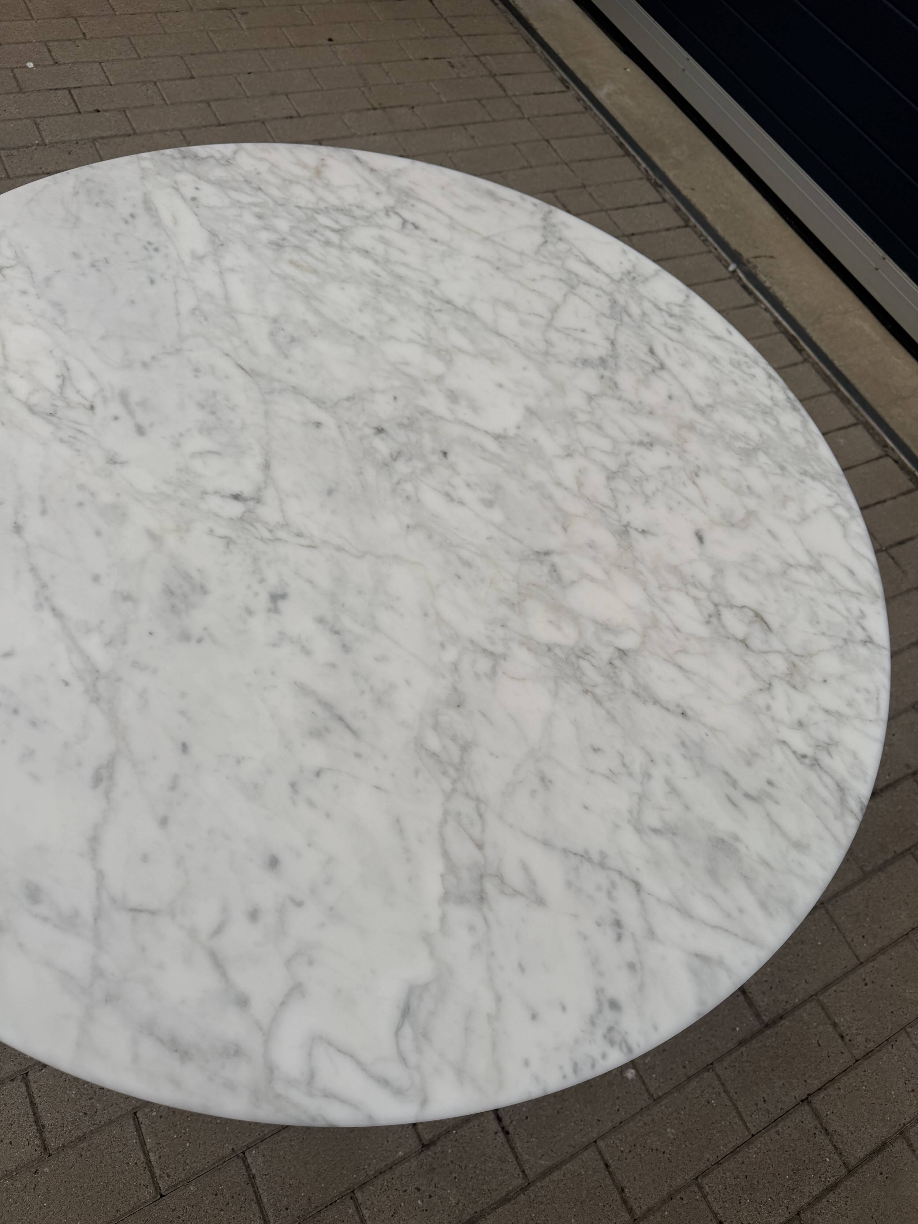 Original round Knoll Tulip dining table (120cm) Arabescato matte LIKE NEW!!