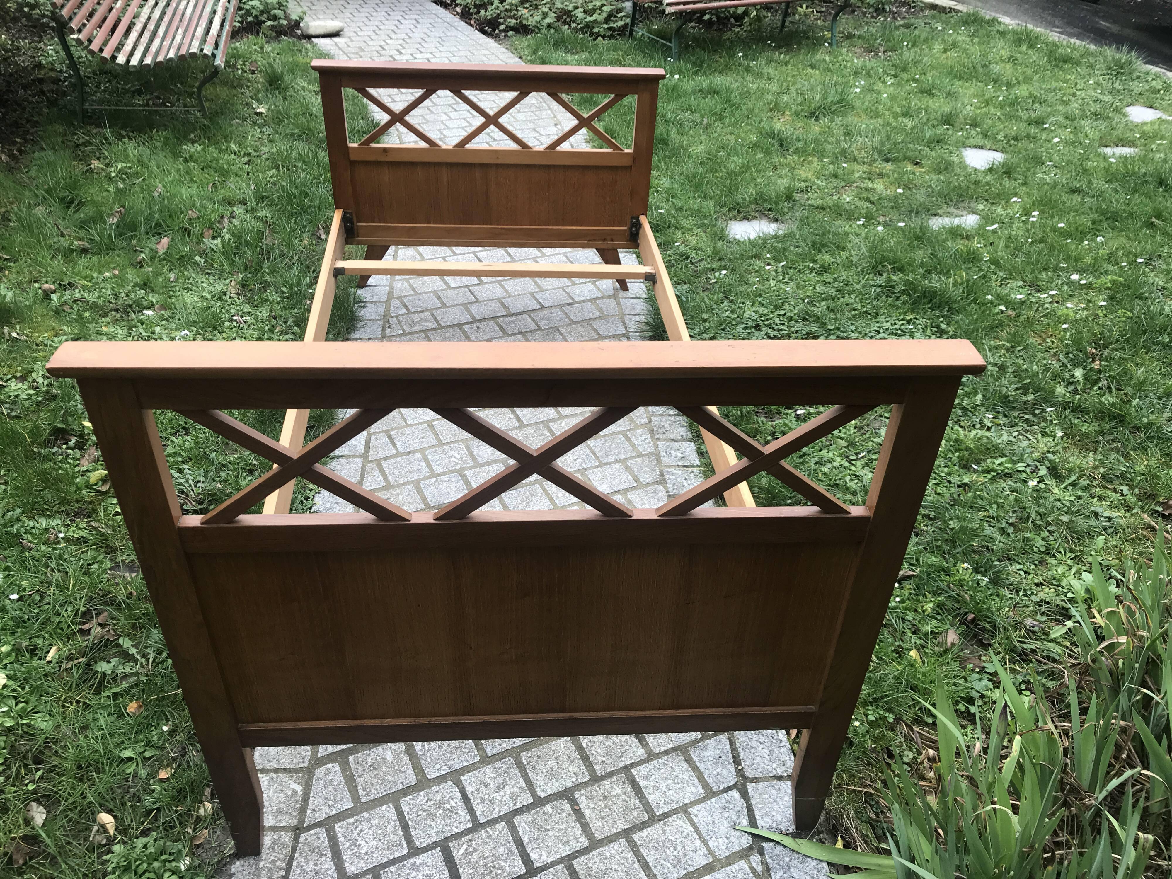 Bed with braces and feet compas vintage