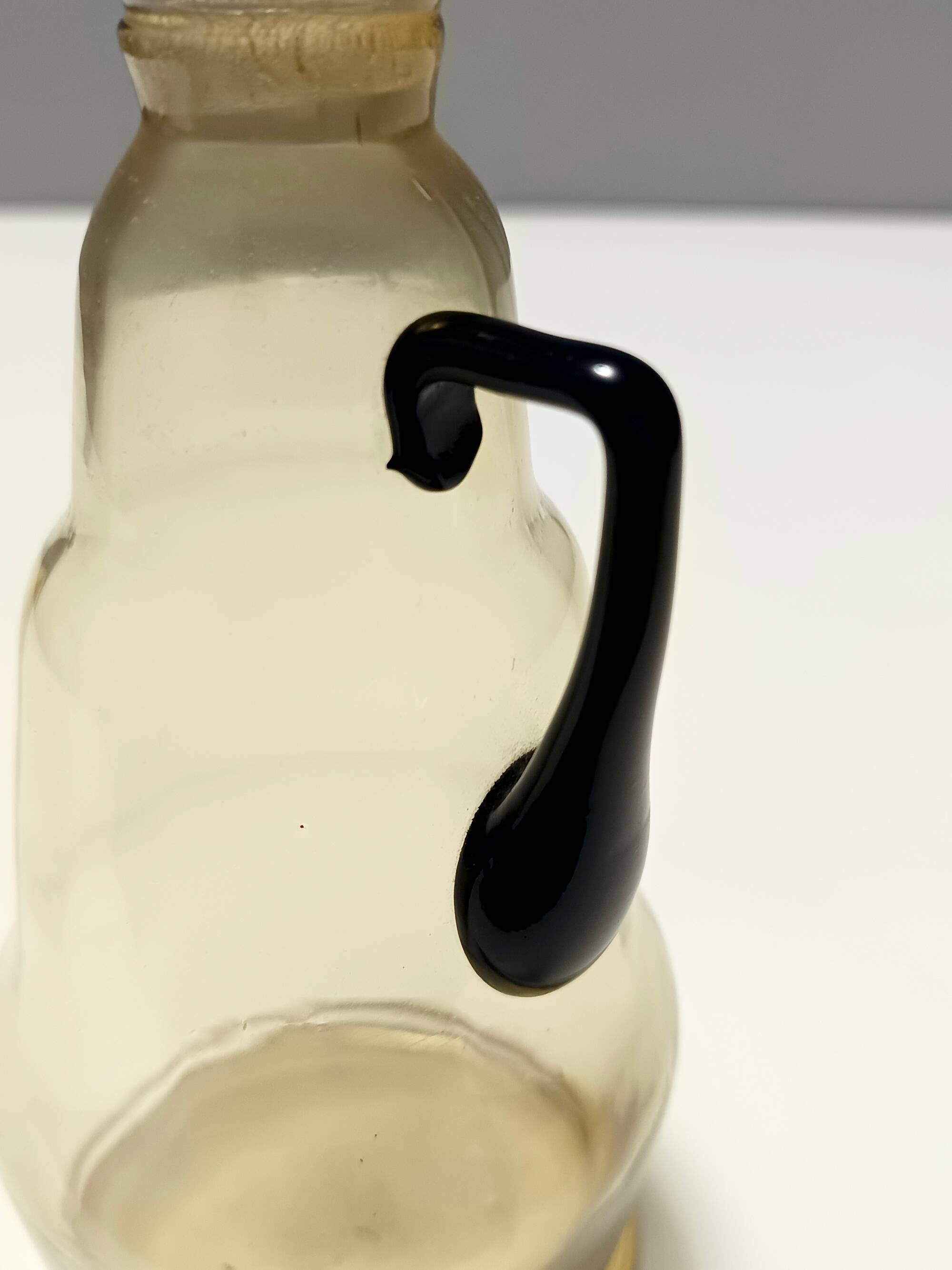 Pichet / vase en verre de Murano de couleur paille attribué à Vittorio Zecchin, Italie