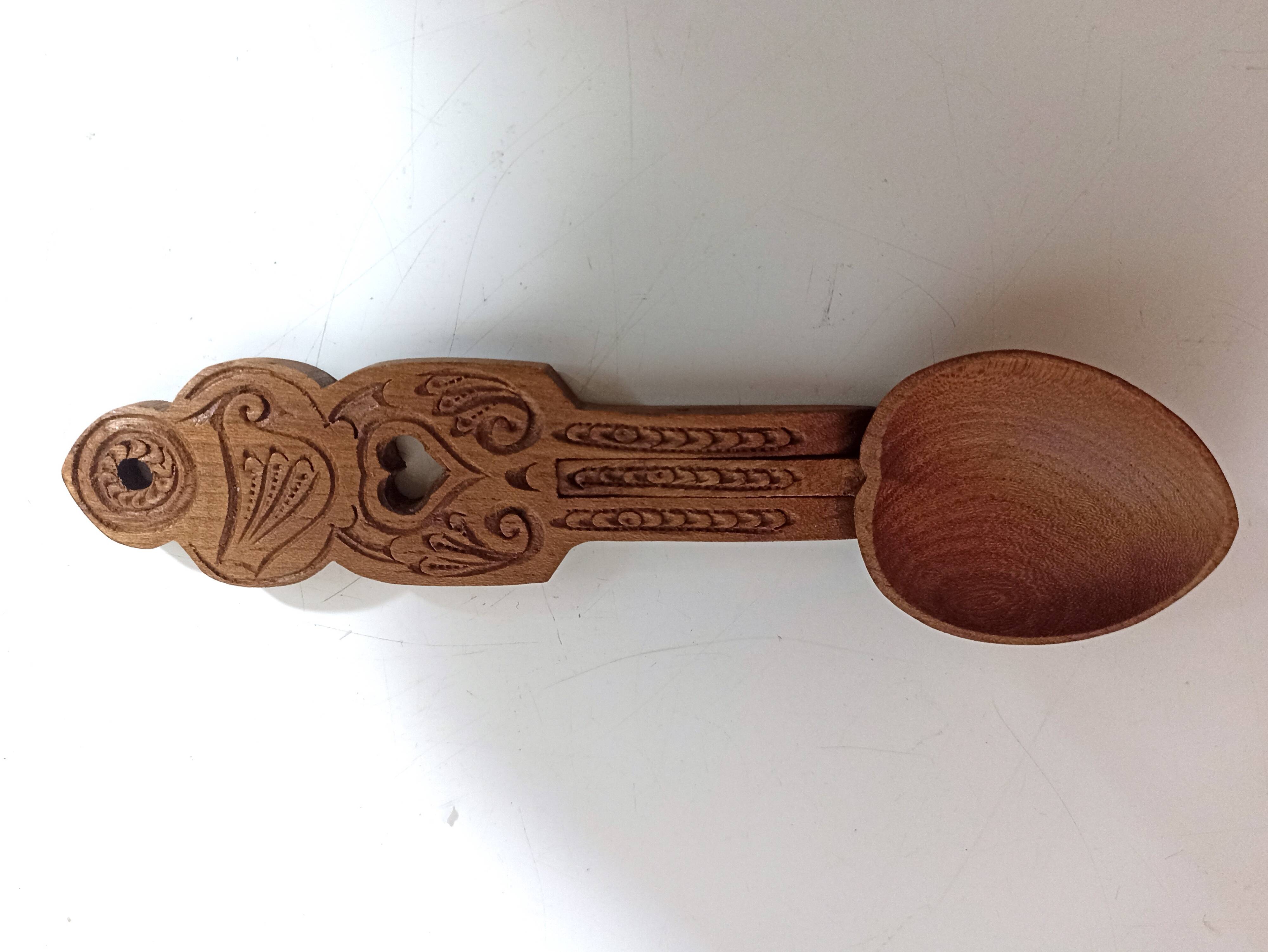 Cuillère de mariage en bois