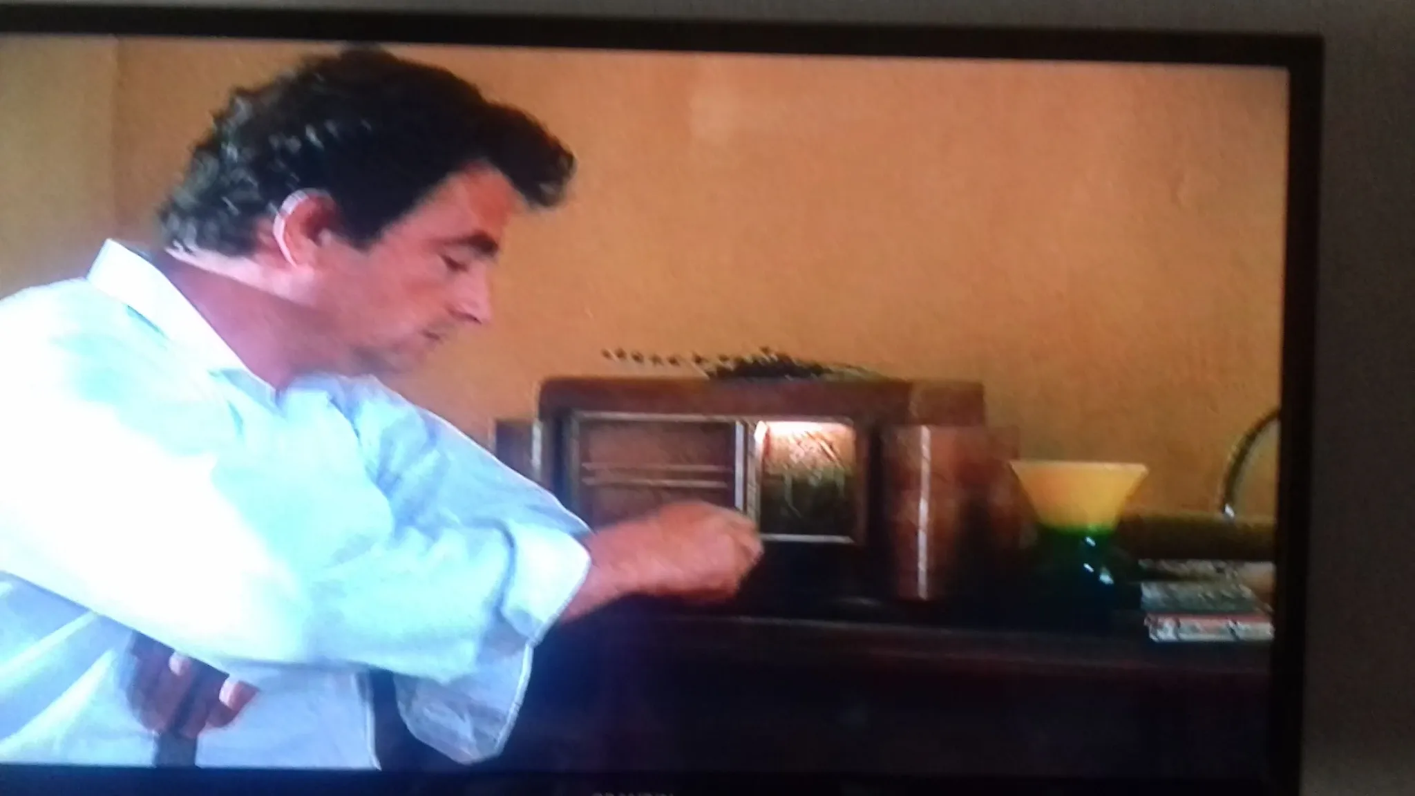 Small powdered glass vase with a yellow and green gradient from the 1950s (film "Le Grand Chemin")