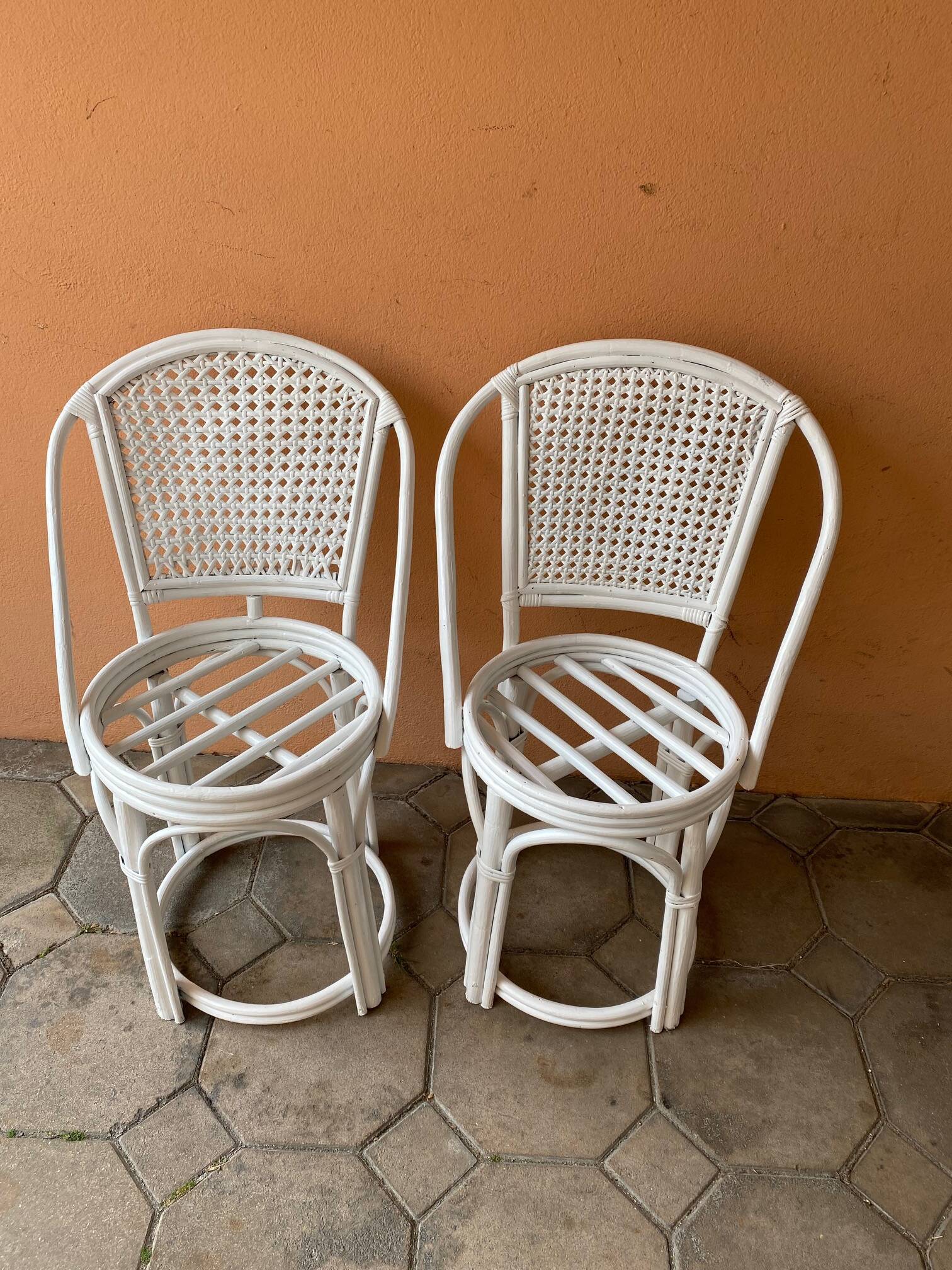 Paire de chaises en rotin et osier patinées en blanc forme ronde