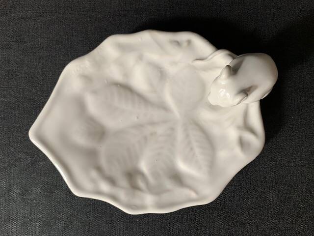 Mouse figurine plate in white enameled ceramic, signed
