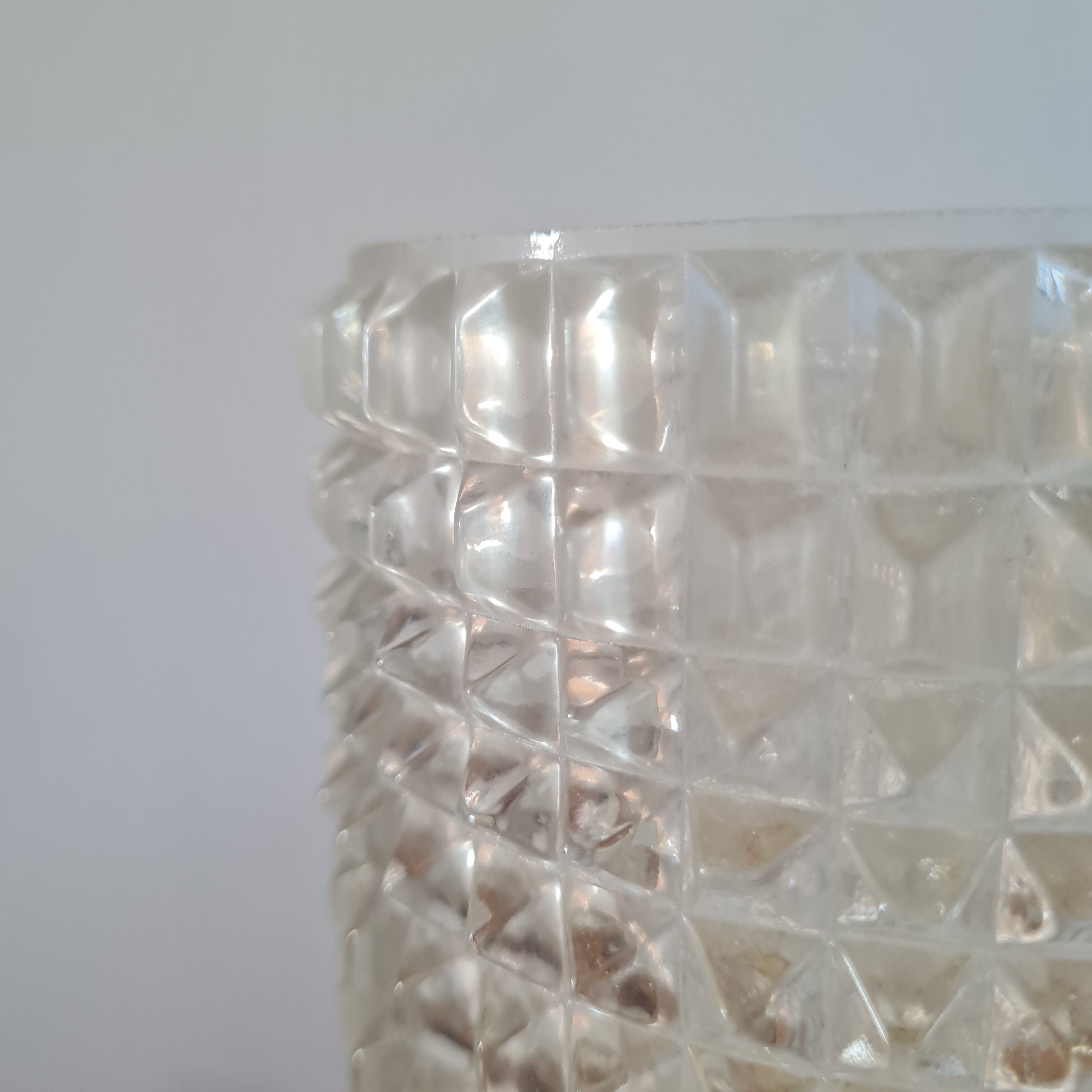 Chiseled cerre table lamp