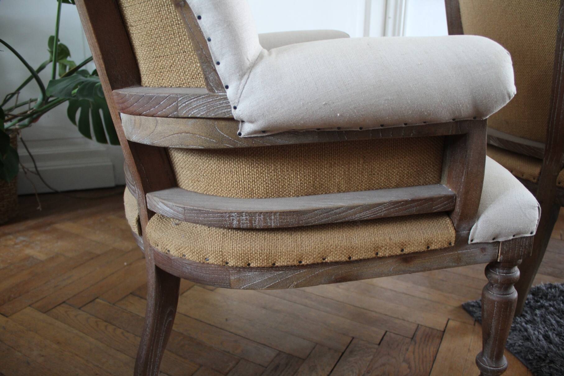 Paire de bergères beige et bois cérusé