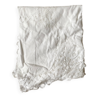 Nappe en coton blanc brodé et ajouré