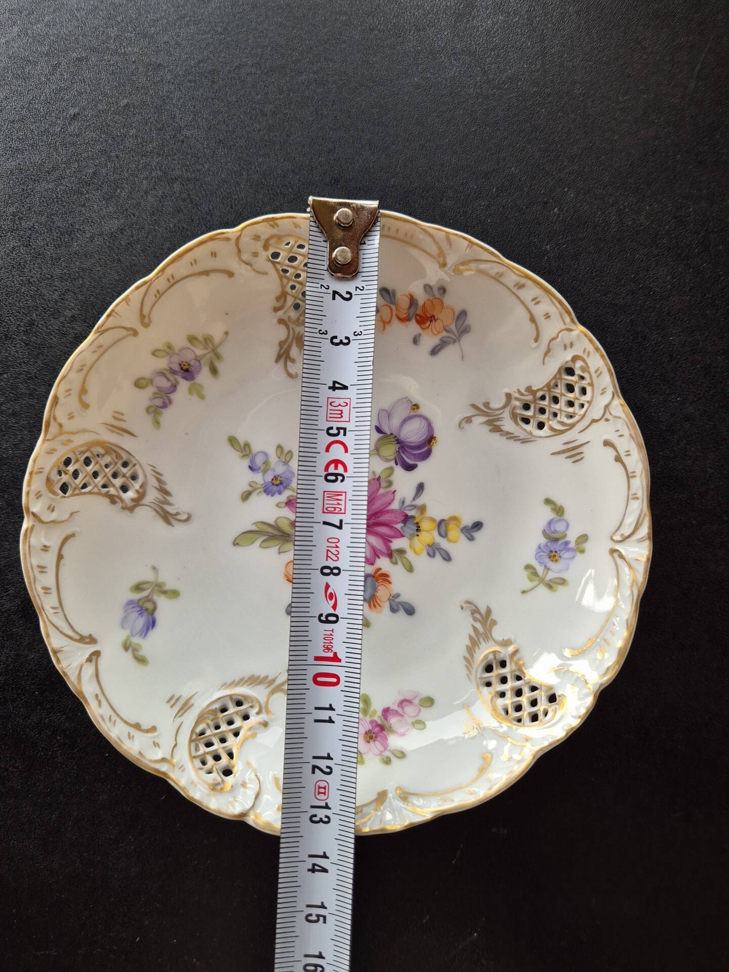 Small bowl / pierced plate in painted Nymphenburg porcelain.