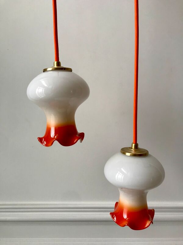 Paire de suspensions tulipes en opaline orange dégradé fil orange années 70