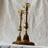 Paire d'anciens bougeoirs en laiton