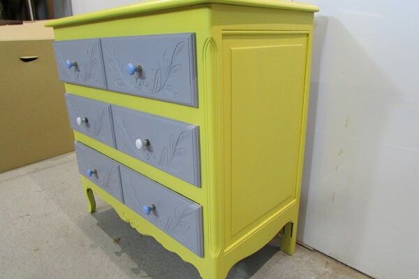 Louis XV style chest of drawers in oak