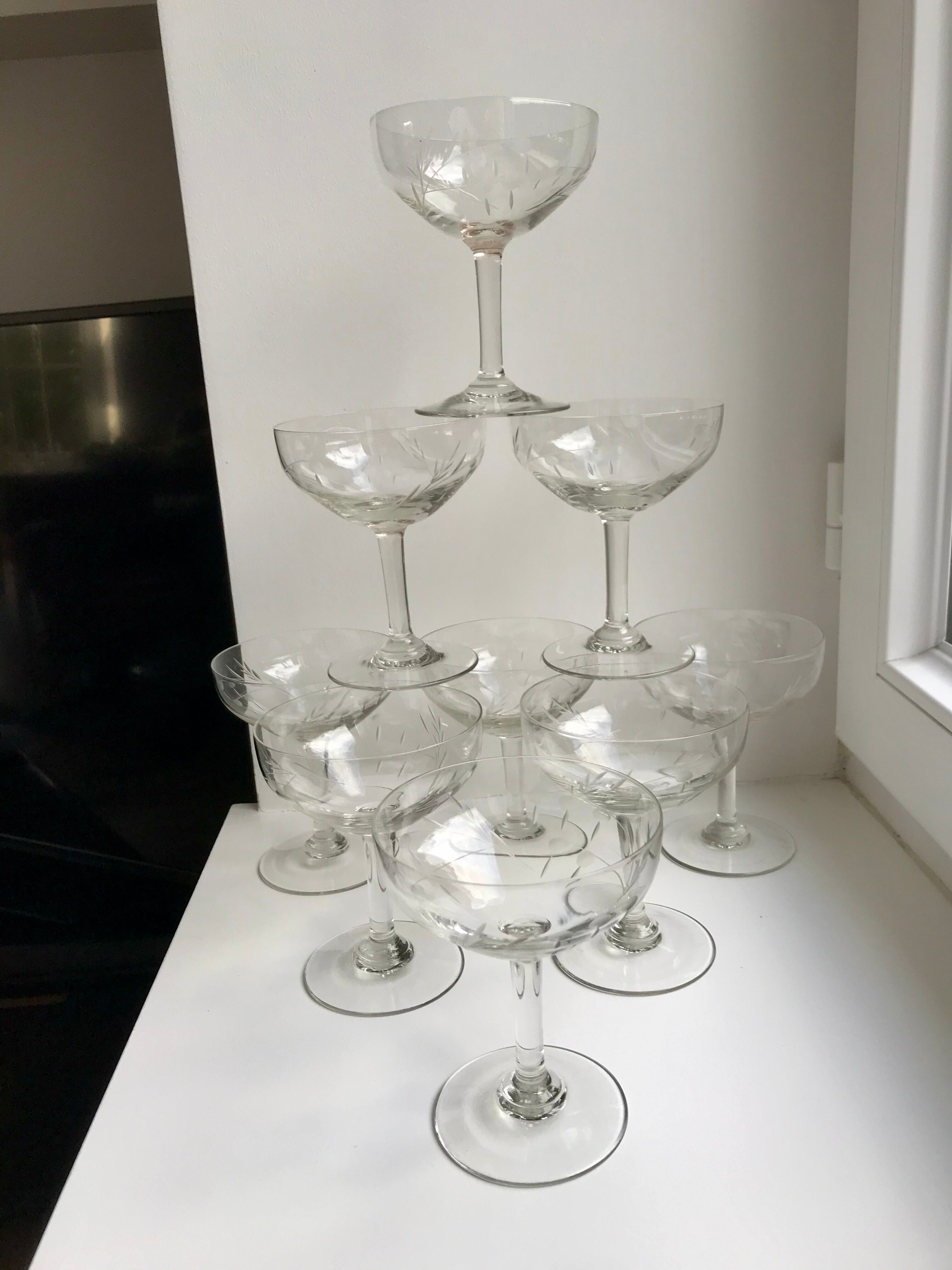 Set of 9 champagne glasses in crystal engraved 30s