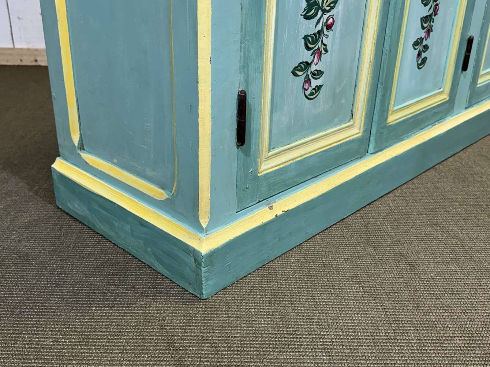 Enfilade 3 portes des années 1930 en châtaignier et sapin à décor floral