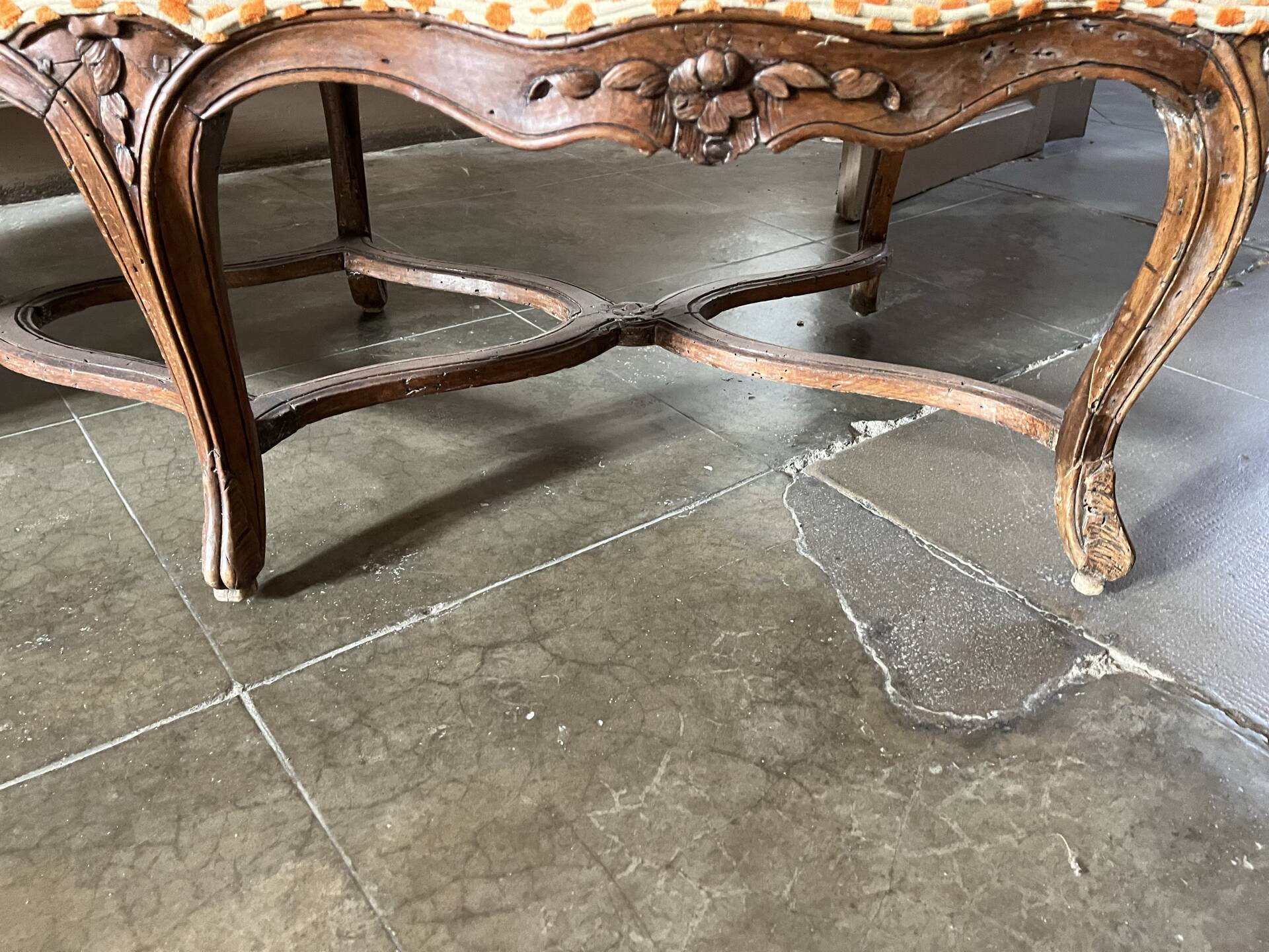 Louis XV style canapé from the late 19th century with a stretcher.