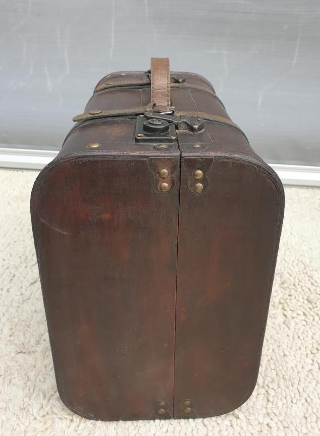 Decorative poplar suitcase with 2 clasps