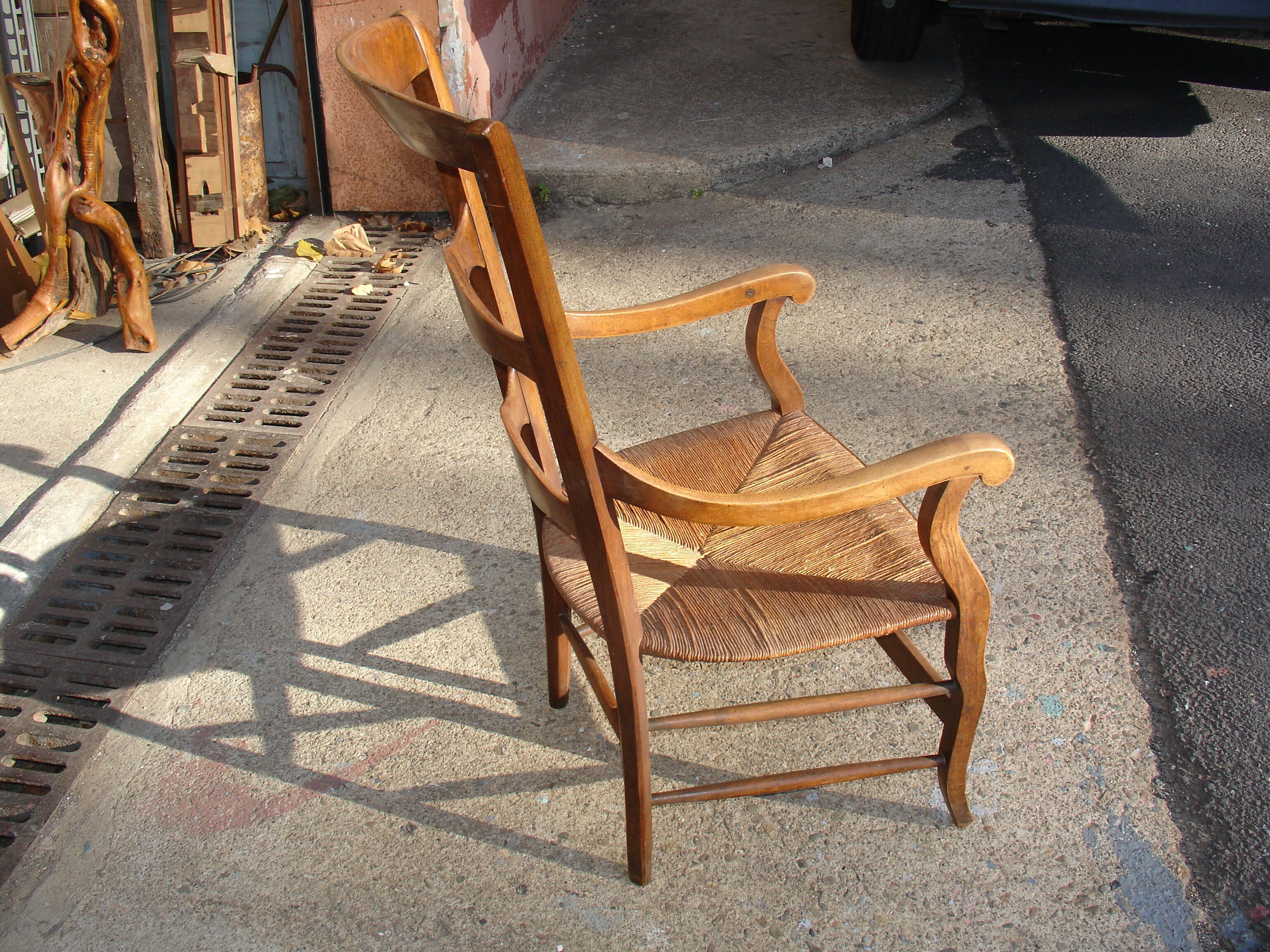 Fauteuil époque Louis Philippe en noyer et paille