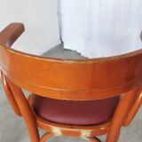 Fauteuil vintage en bois courbé : chaise de pub irlandaise en similicuir rouge des années 1970