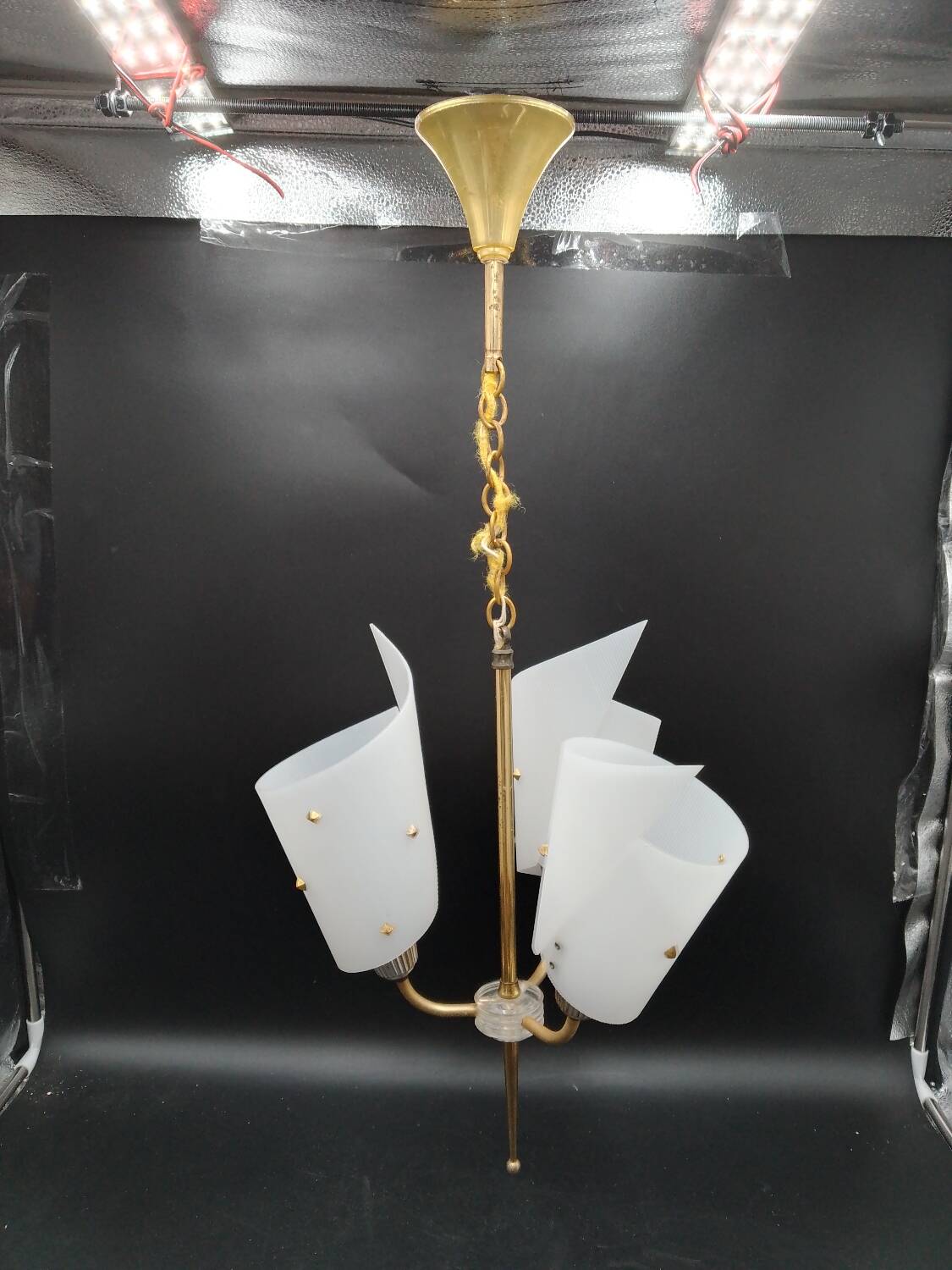 3-light chandelier in brass and plastic, 1960
