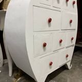 Commode blanche arrondie avec multiples tiroirs
