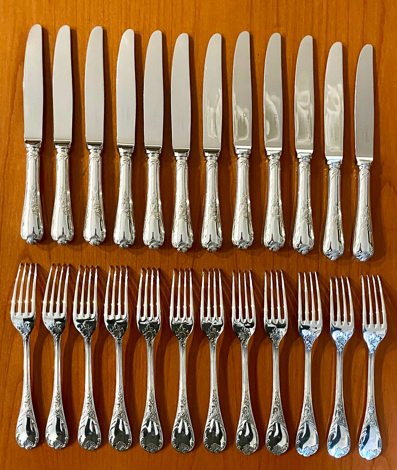 Christofle France, 12 dessert knives and 12 dessert forks in new condition.