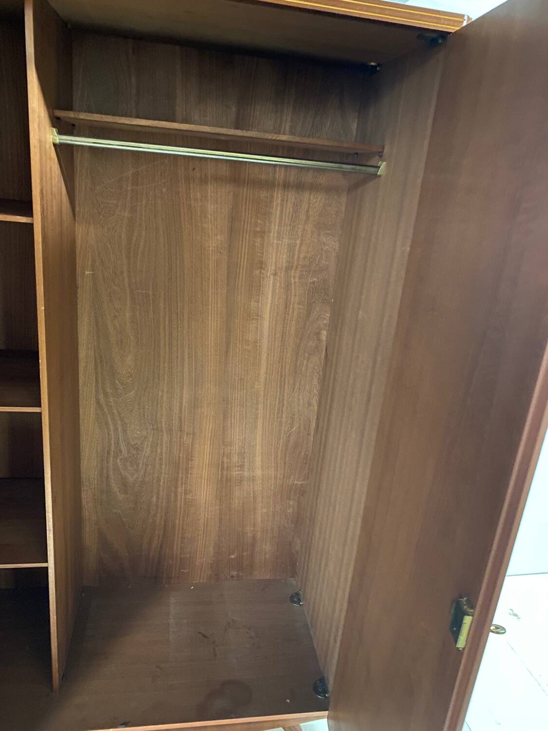 Armoire vintage pieds compas