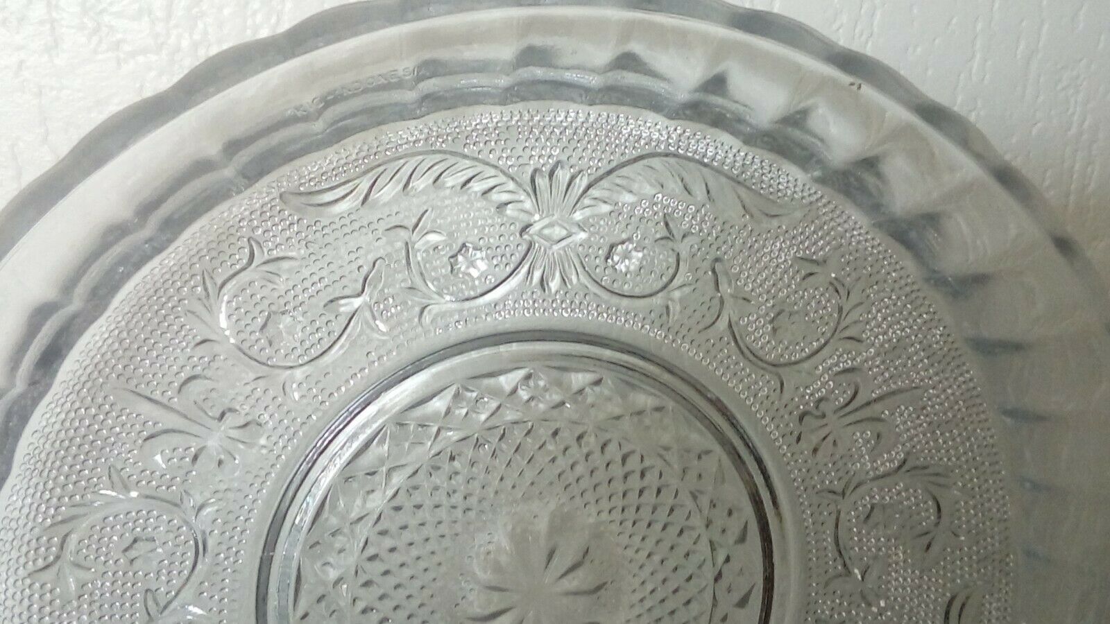 Crystal-cut lily flower dish