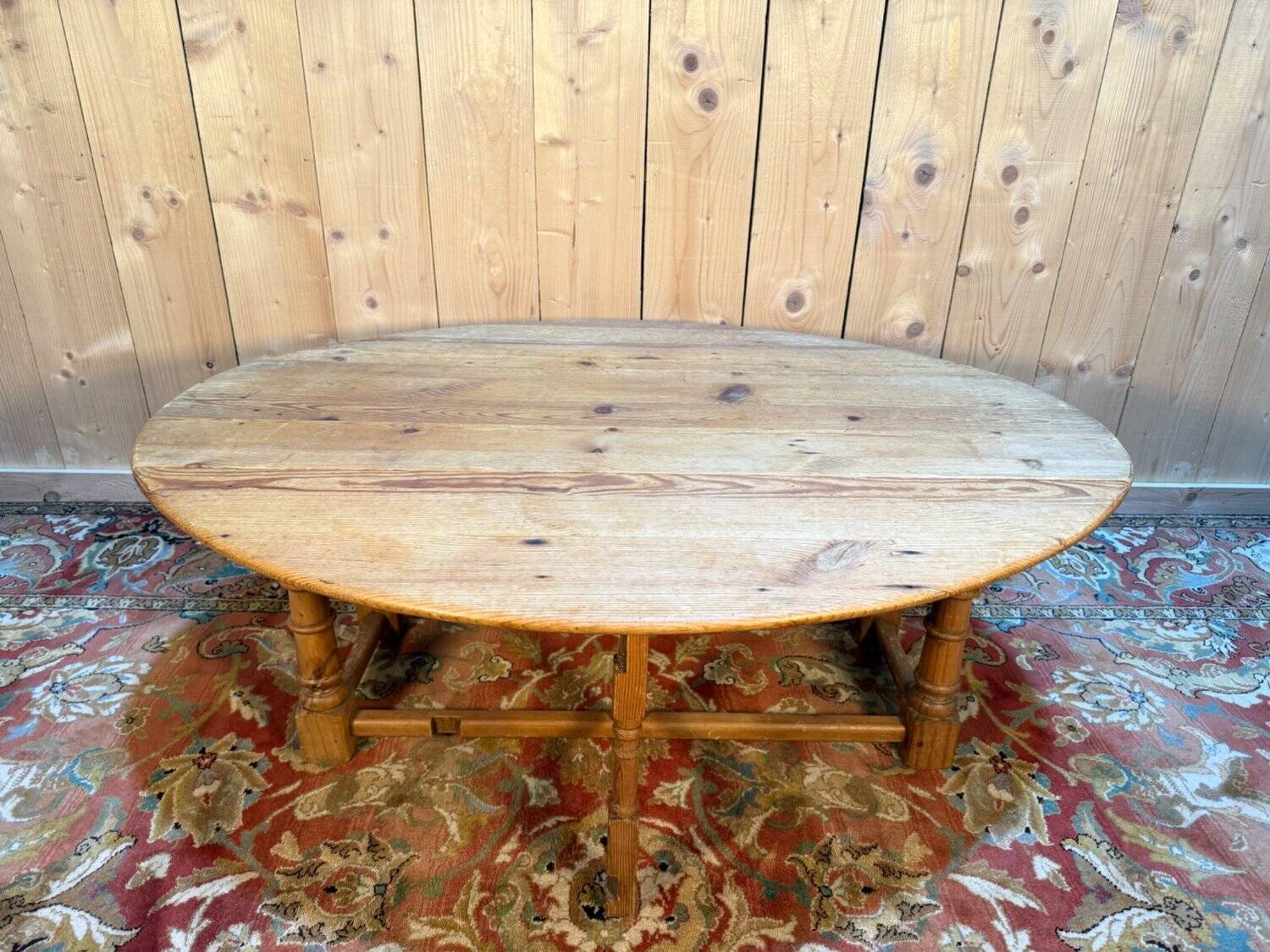 English gateleg coffee table in solid fir from the early 20th century.
