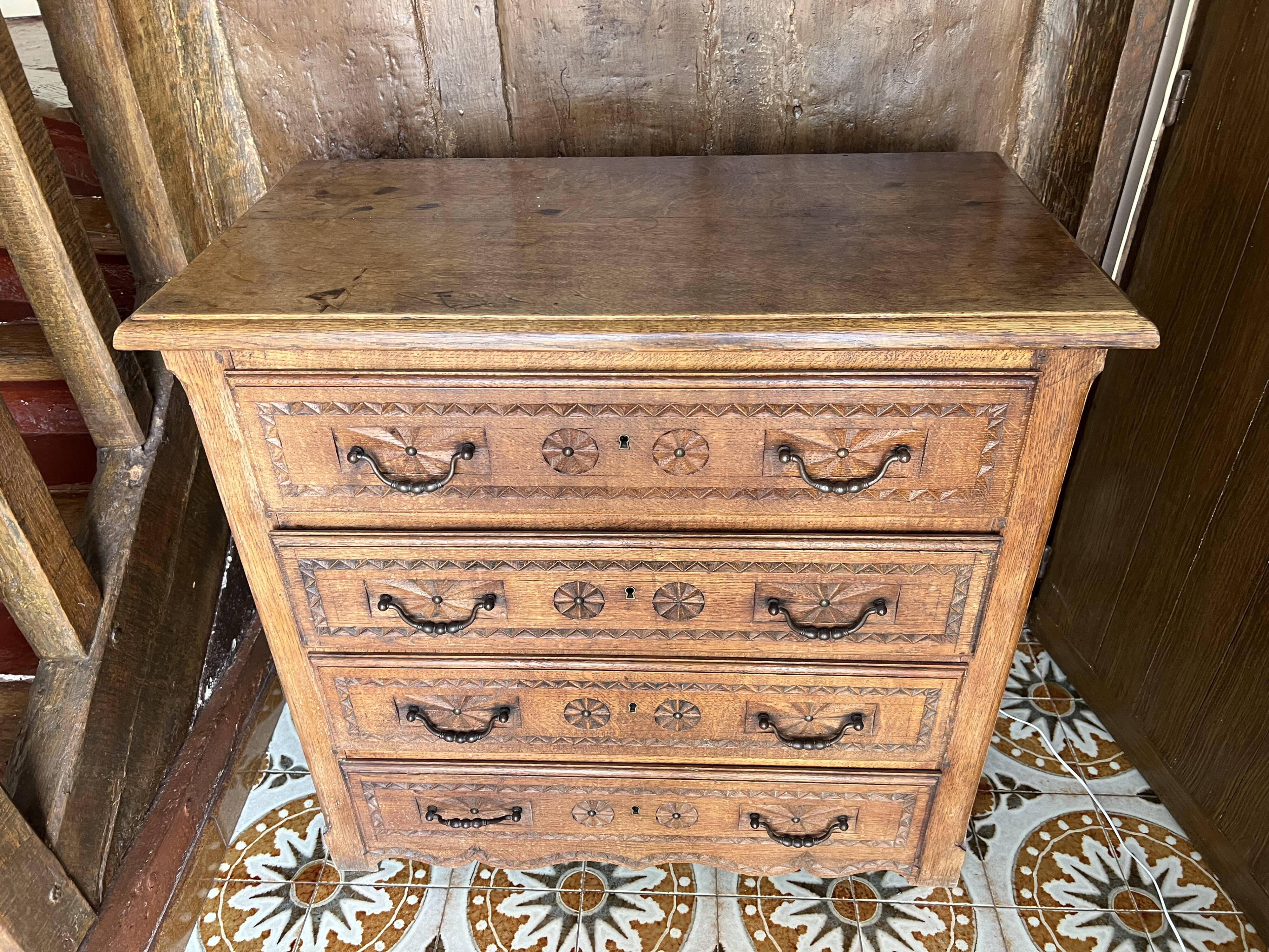 Commode en chêne de style breton 4 tiroirs