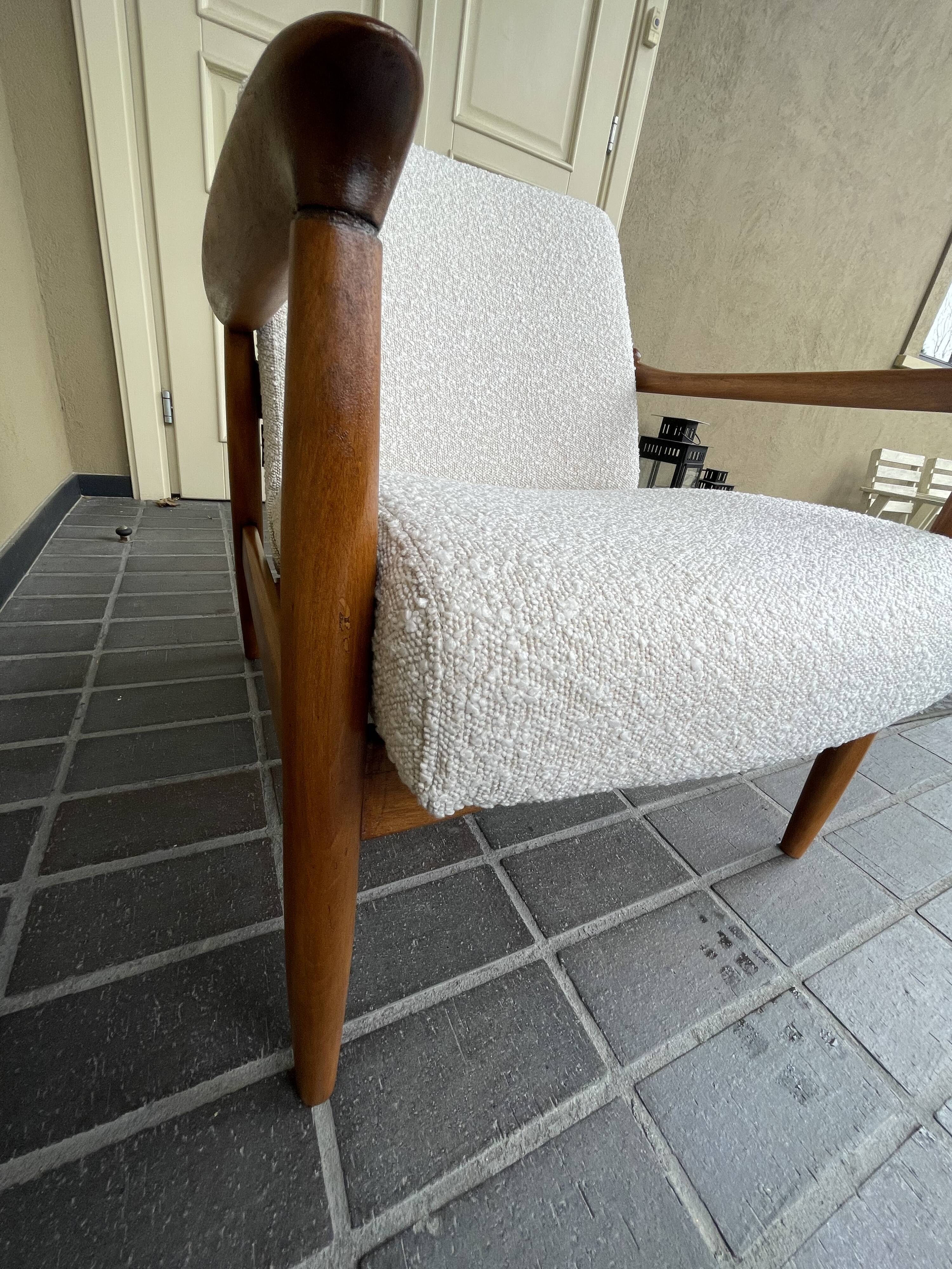Fauteuil blanc bouclé GFM-64 attribué à Edmund Homa, années 1970