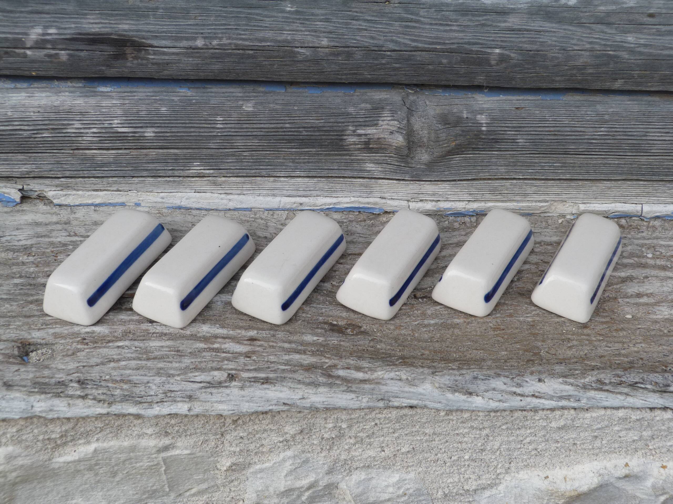 Set of 6 vintage ceramic knife rests in cream and blue.
