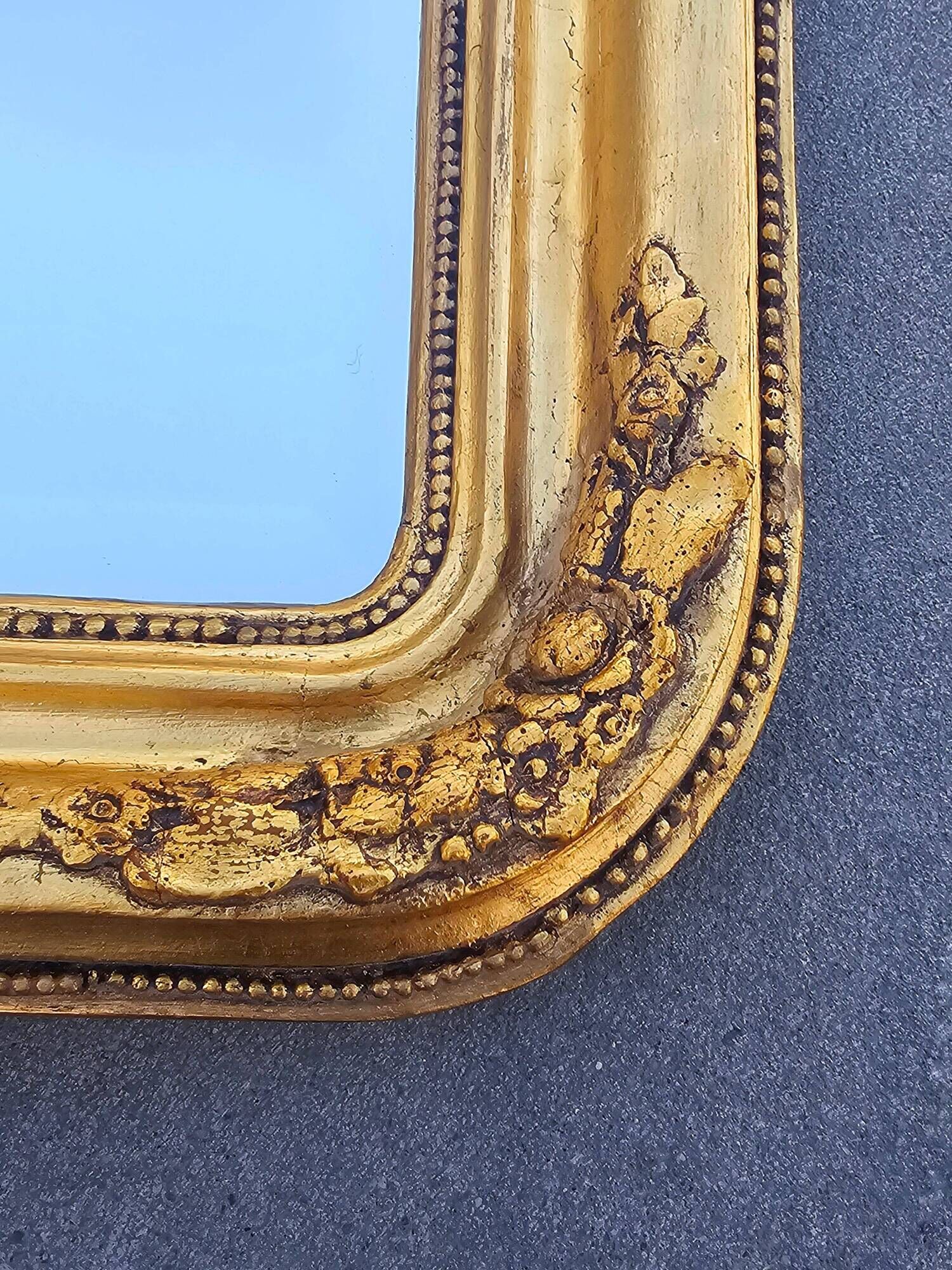 Large Biedermeier gilded mirror in faceted wood, circa 1840.