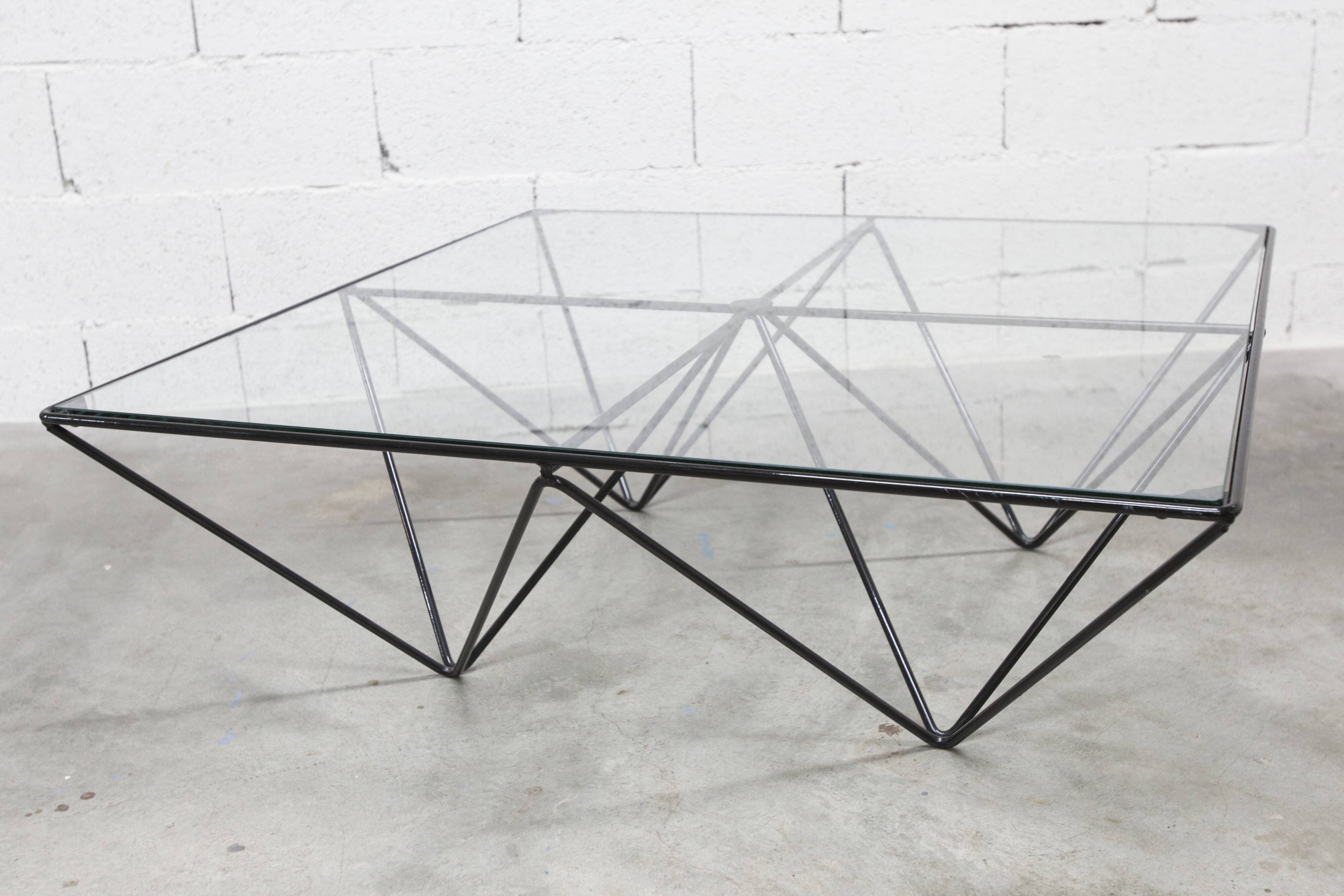 Coffee table 100x100cm in very good condition, 1980.
