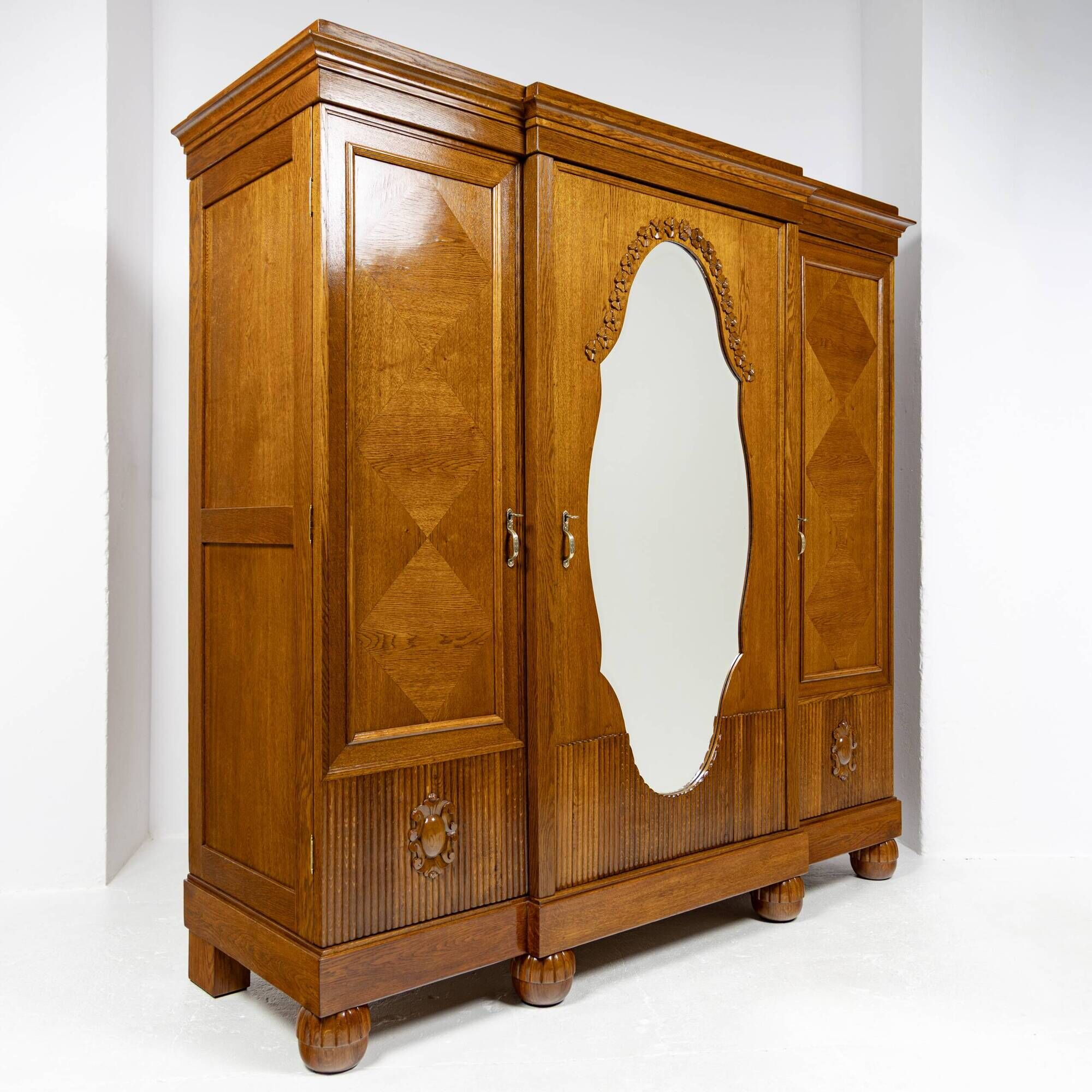 Grande armoire trois portes en chêne - Interguerre 1920-1939