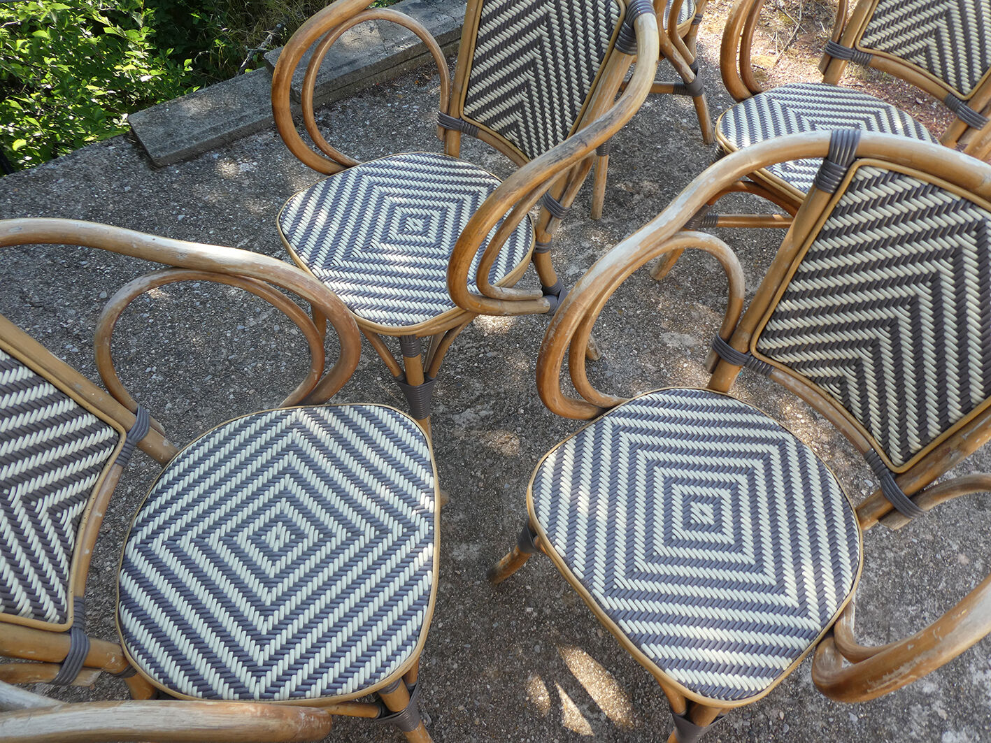 Ensemble de 6 fauteuils bistrot de terrasse en rotin type "parisienne".