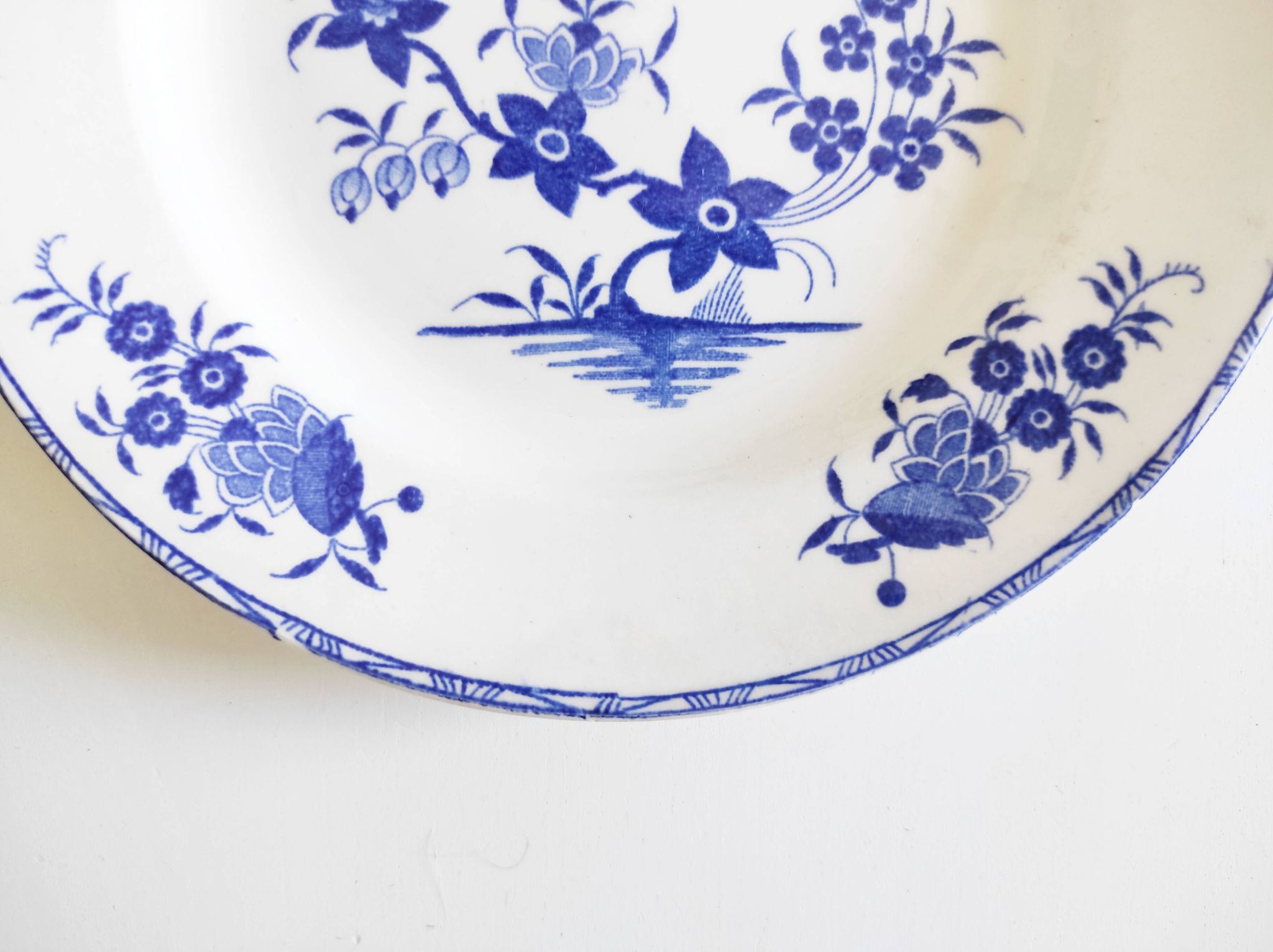 Dessert plate Boch Frères model Grand Bouquet