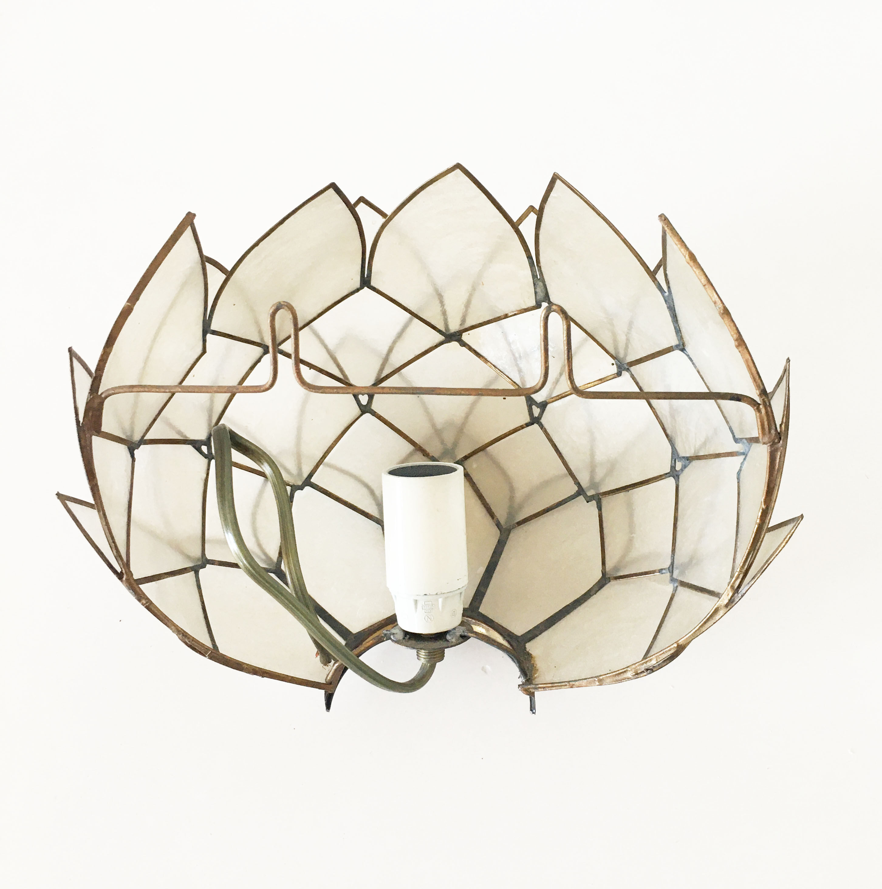 Wall lamp in vintage mother-of-pearl petals
