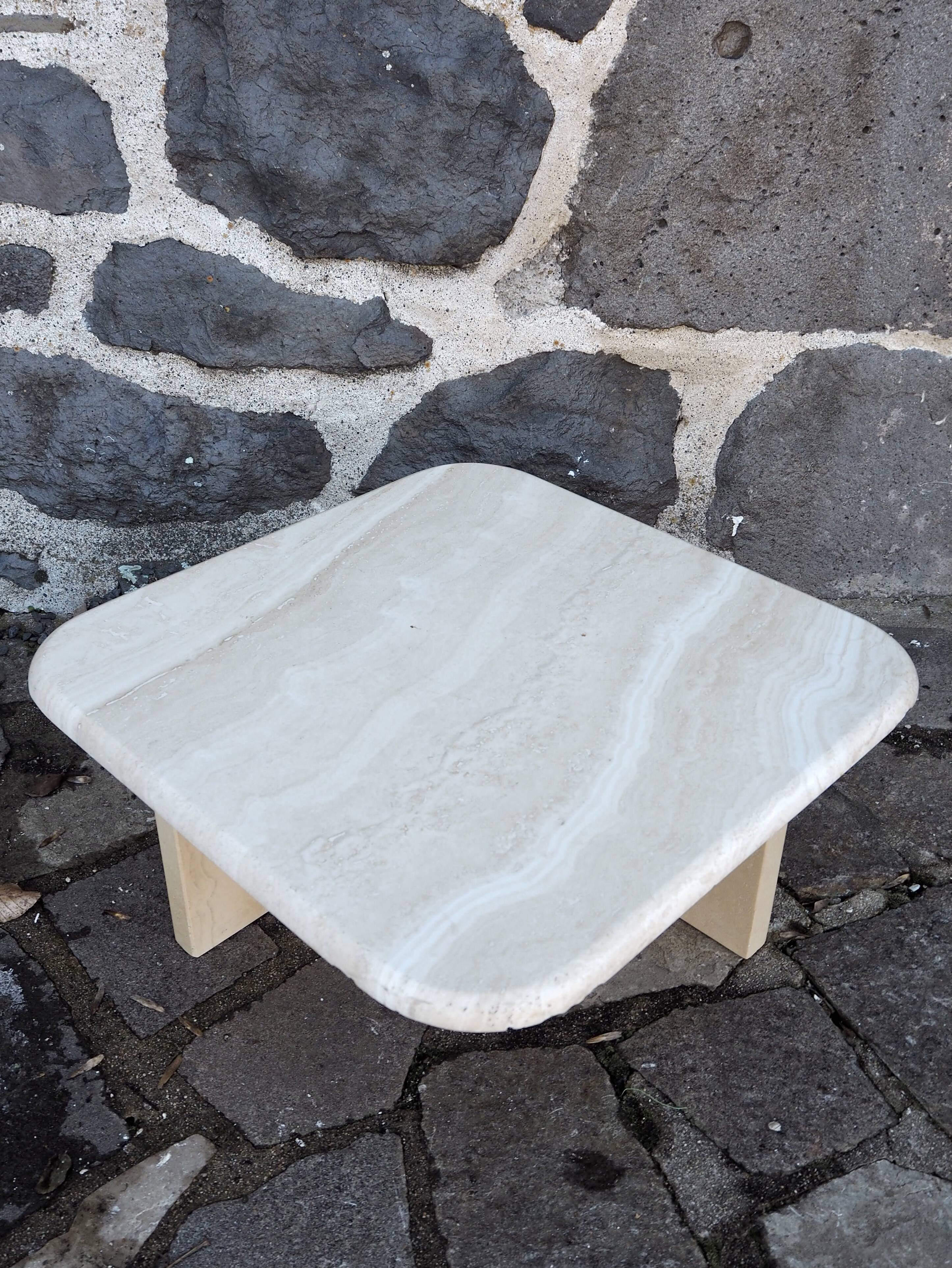 Table d'appoint en travertin
