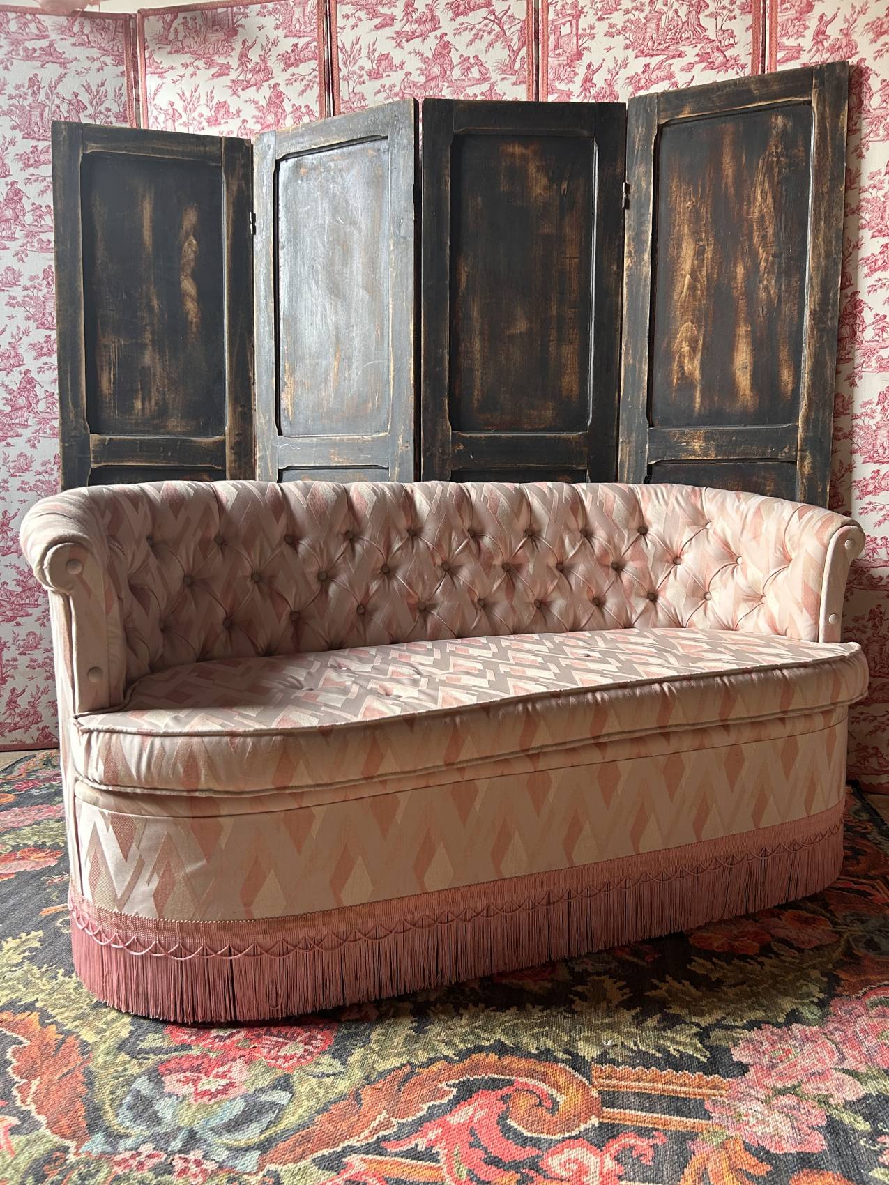 Small vintage 2-seater sofa from the 70s in Hollywood Regency style, satin pink.