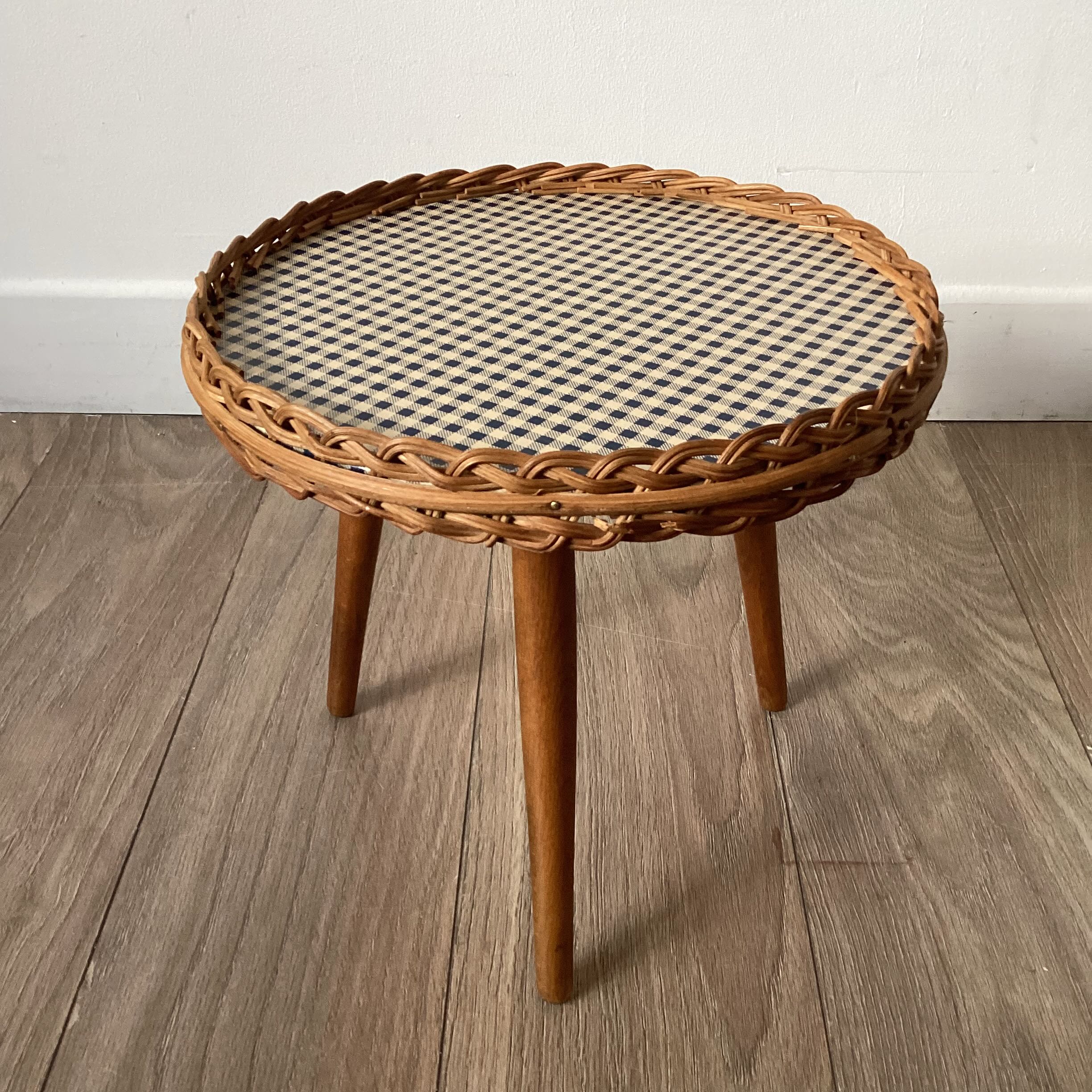 Tripod plant holder table